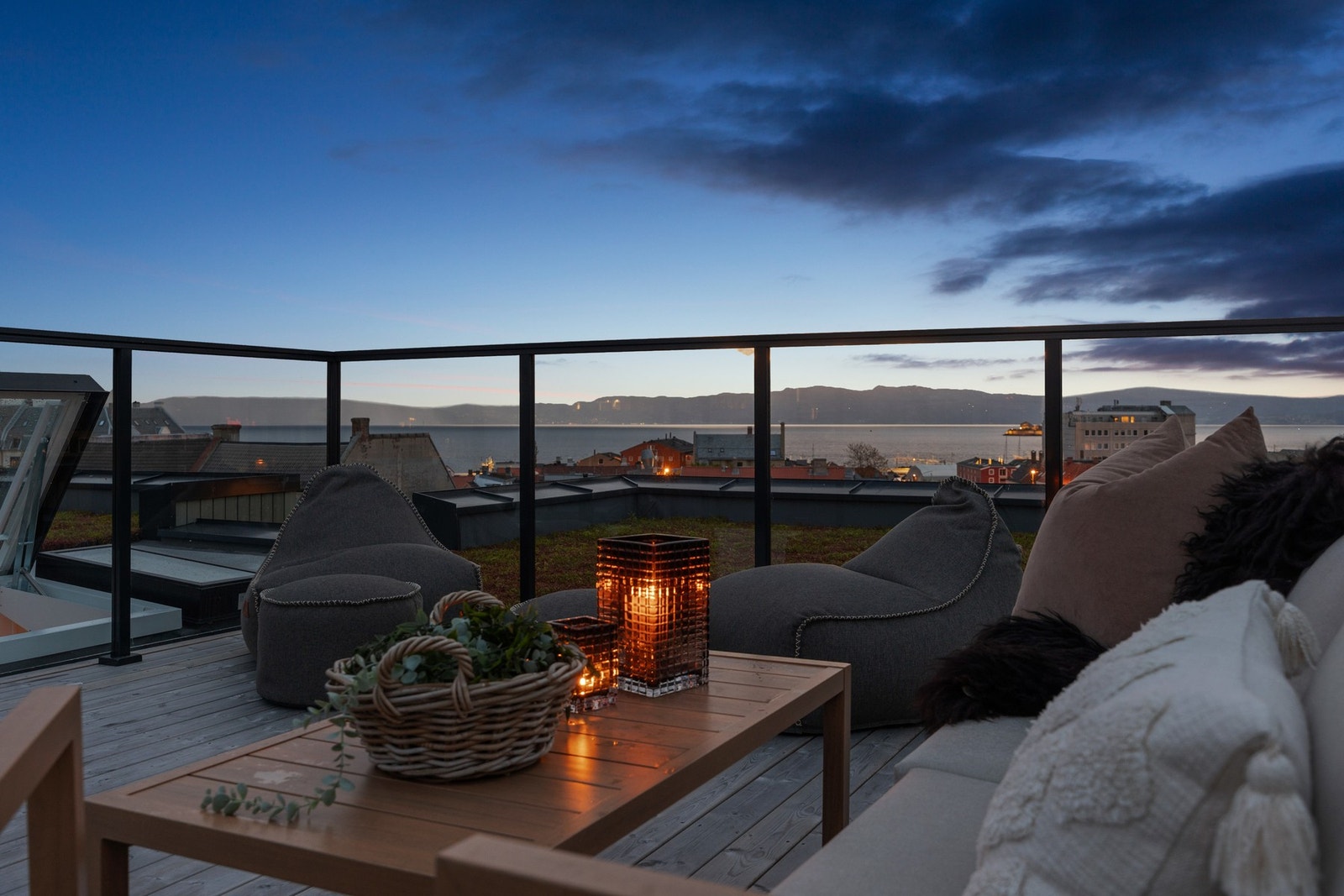 Med egen takterrasse, balkong og panoramautsikt over byen, er dette et unikt hjem. Galleribilde