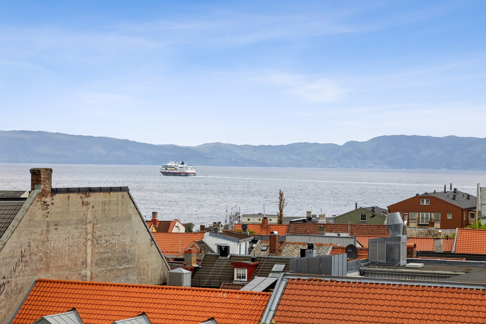 Utsikt over Trondheimsfjorden fra takterrassen. Galleribilde