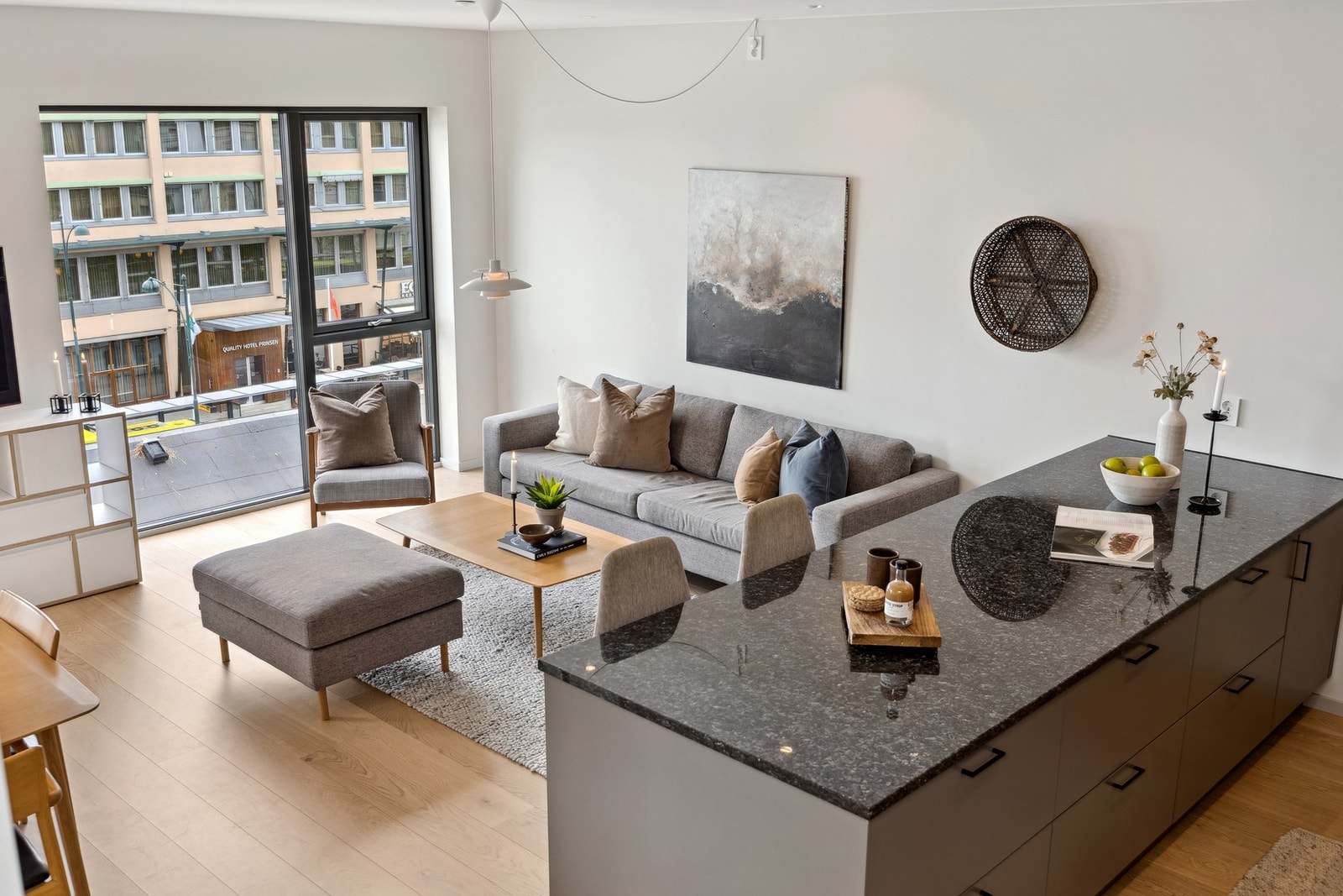 Det er montert screens som solskjerming. Galleribilde