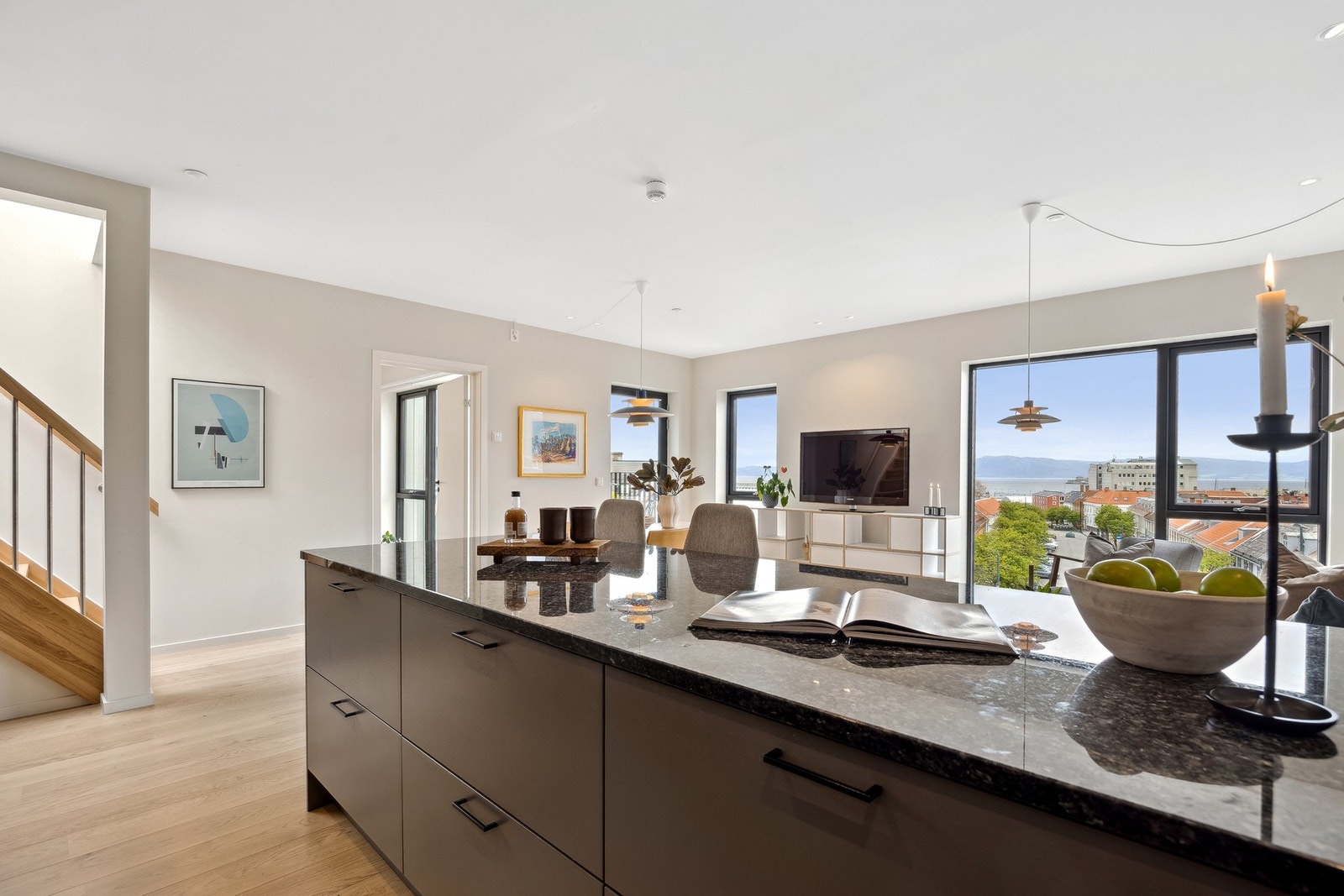 Fra kjøkkenet kan du også nyte den fantastiske utsikten over Trondheimsfjorden. Galleribilde