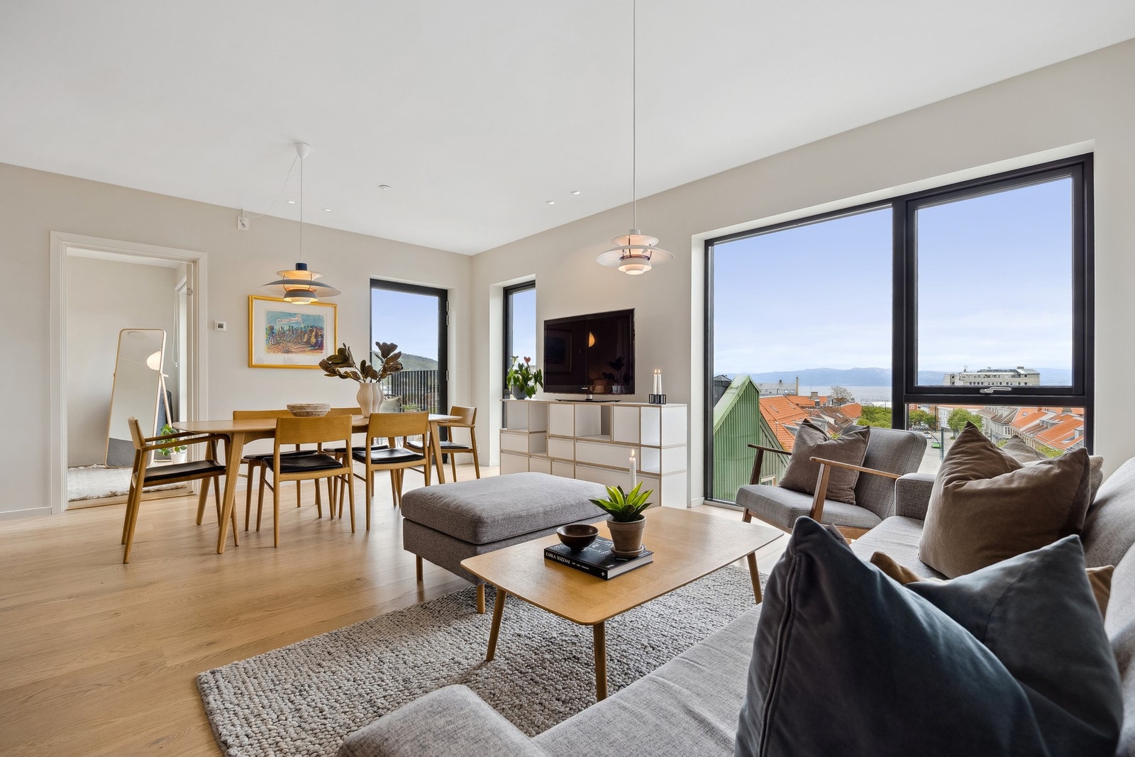 Leiligheten er gjennomgående med store vindusflater som sørger for rikelig med naturlig lysinnslipp. Galleribilde