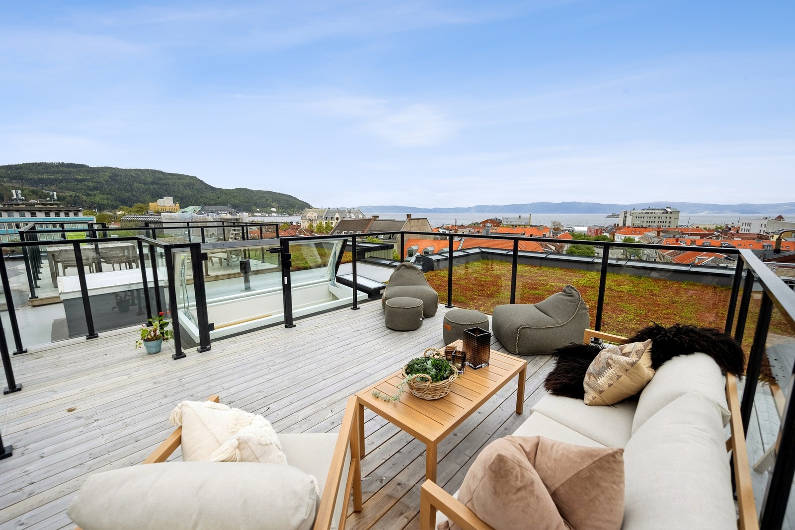 På takterrassen har man sol fra tidlig morgen til solnedgang kl. 23:30, sommerstid. Galleribilde