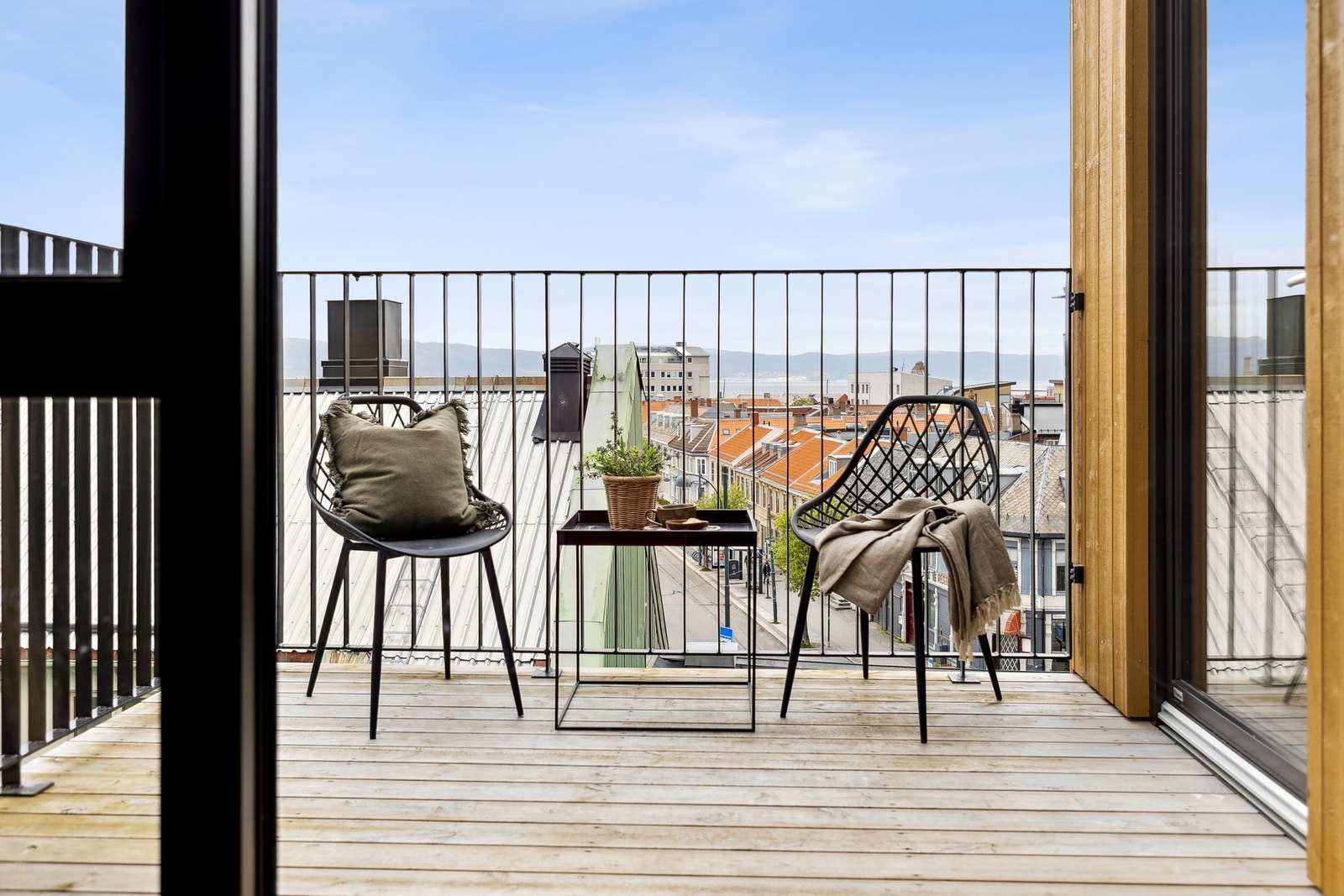 Uteplassen utenfor stuen, kombinert med en privat takterrasse, sørger for gode solforhold og fantastisk utsikt - perfekt for å nyte lange, lyse dager. Galleribilde