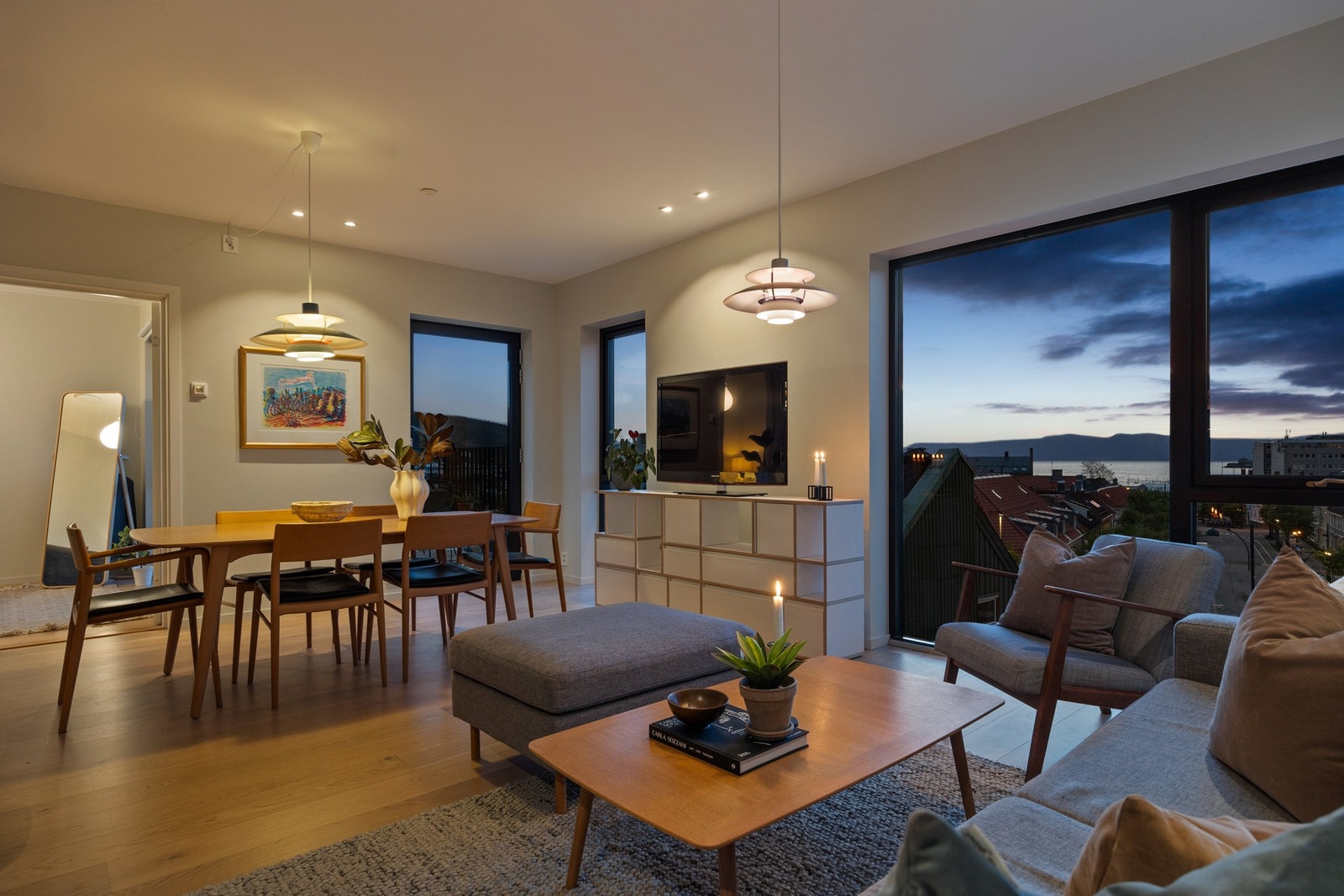 Leiligheten preges av gjennomgående kvalitetsbevisste materialvalg, med blant annet parkettgulv, listefrie overflater og downlights i himlingen. Leiligheten har smartstyring på lys og varme. Galleribilde