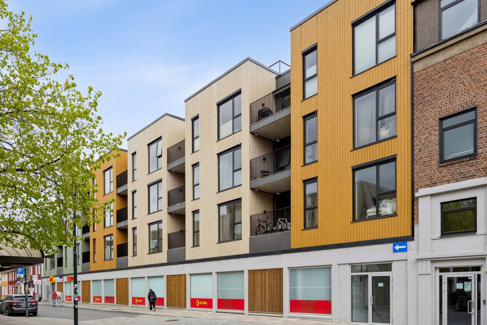 Rett nedenfor leiligheten har du dagligvare, og kun noen få meter unna har du Midtbyen fullt av servicetilbud. Galleribilde