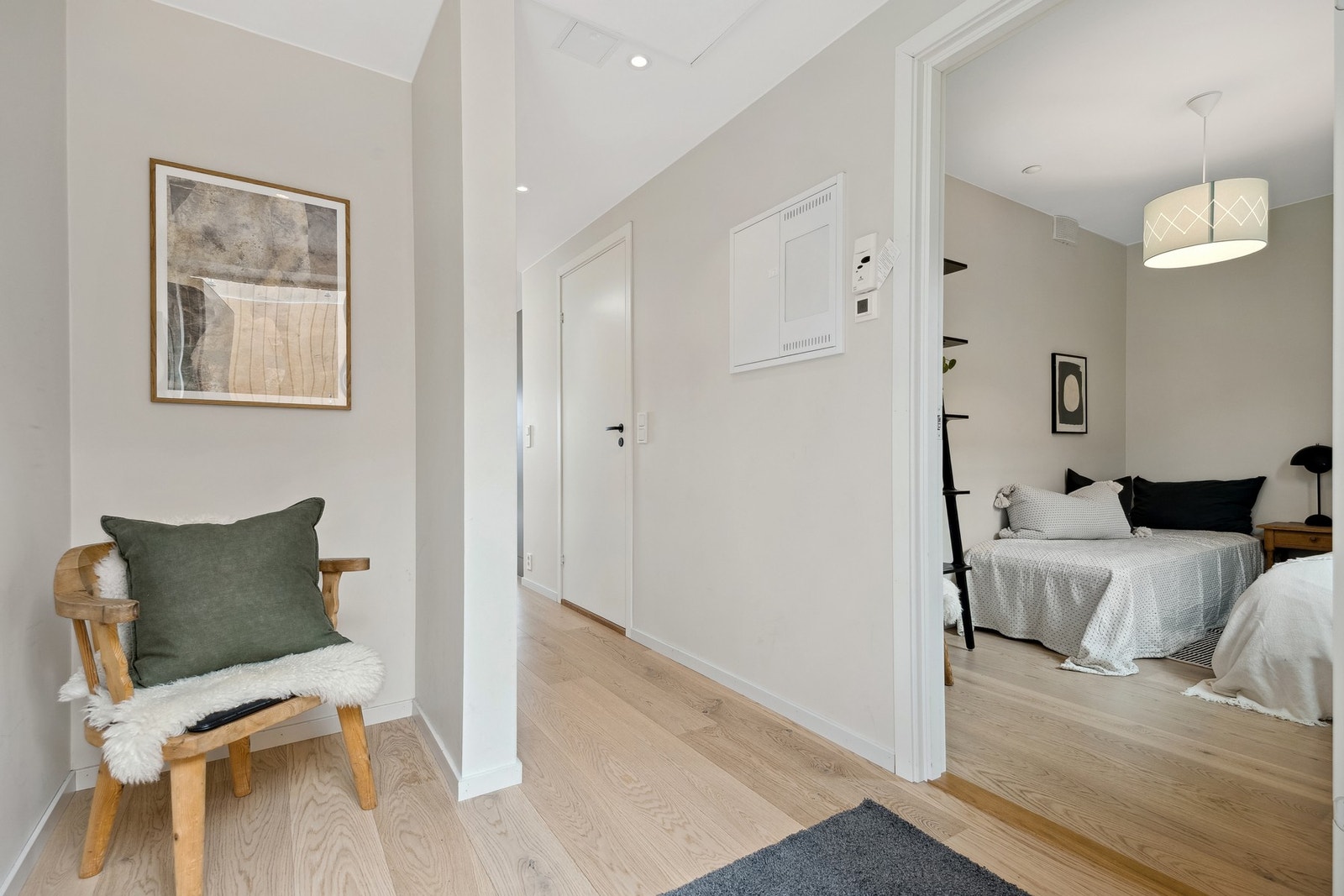 Praktisk entré med gode muligheter for å etablere oppbevaringsløsning. Galleribilde