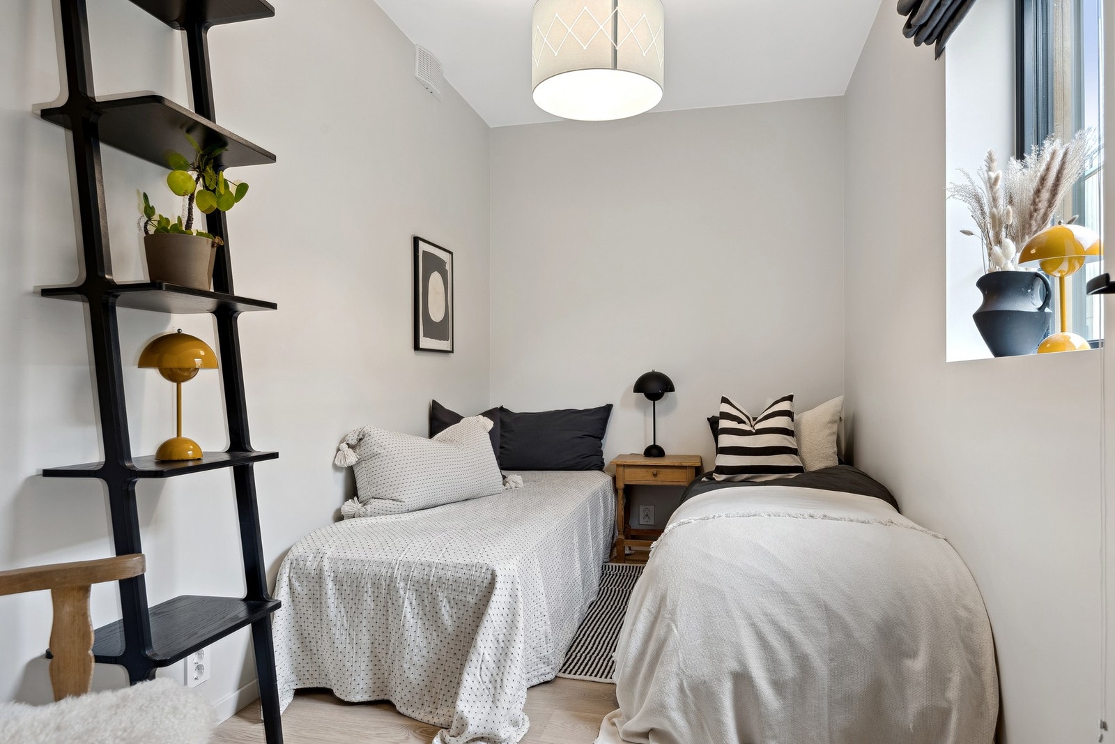 Boligens andre soverom måler 7 kvm. Soverommet ligger skjermet til noe som gir et godt sovemiljø. Galleribilde