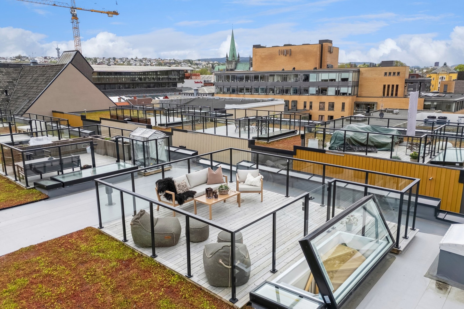 Glasstaket er motorisert slik at det enkelt heves ved å trykke på en knapp. Galleribilde