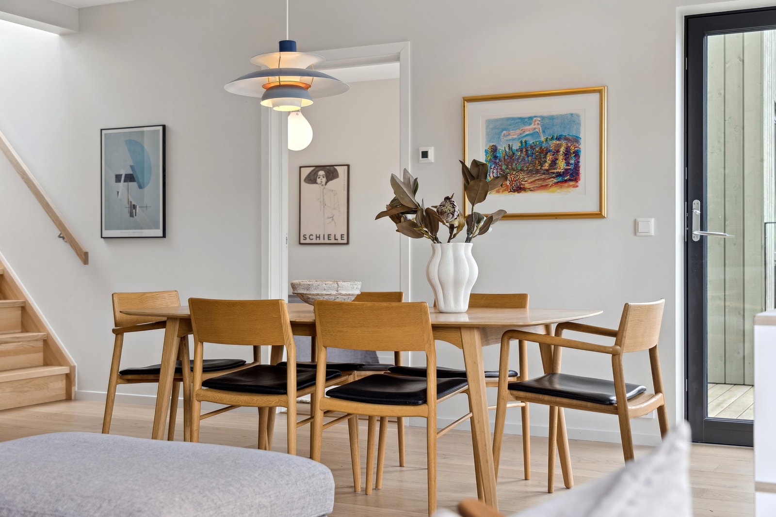 Stuen har direkte utgang til en innbydende balkong med nydelig utsikt over både Midtbyen og den vakre Trondheimsfjorden. Galleribilde