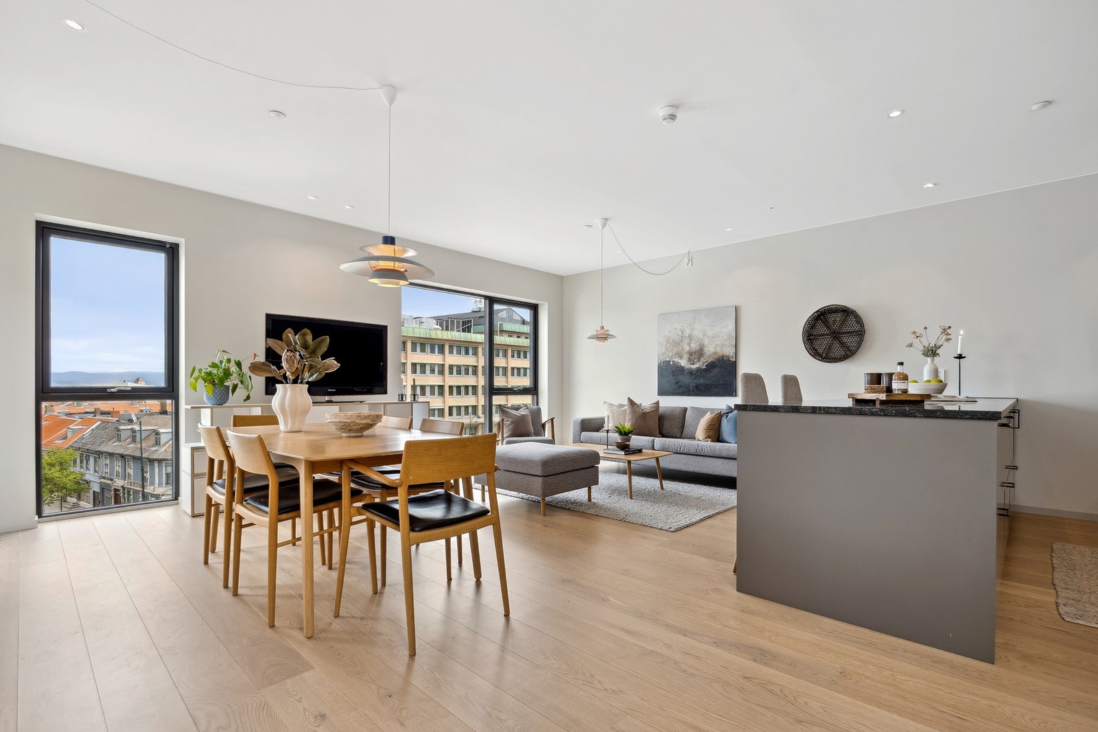 Her kommer man til dekket bord. Leiligheten ble ferdigstilt i 2023. Galleribilde