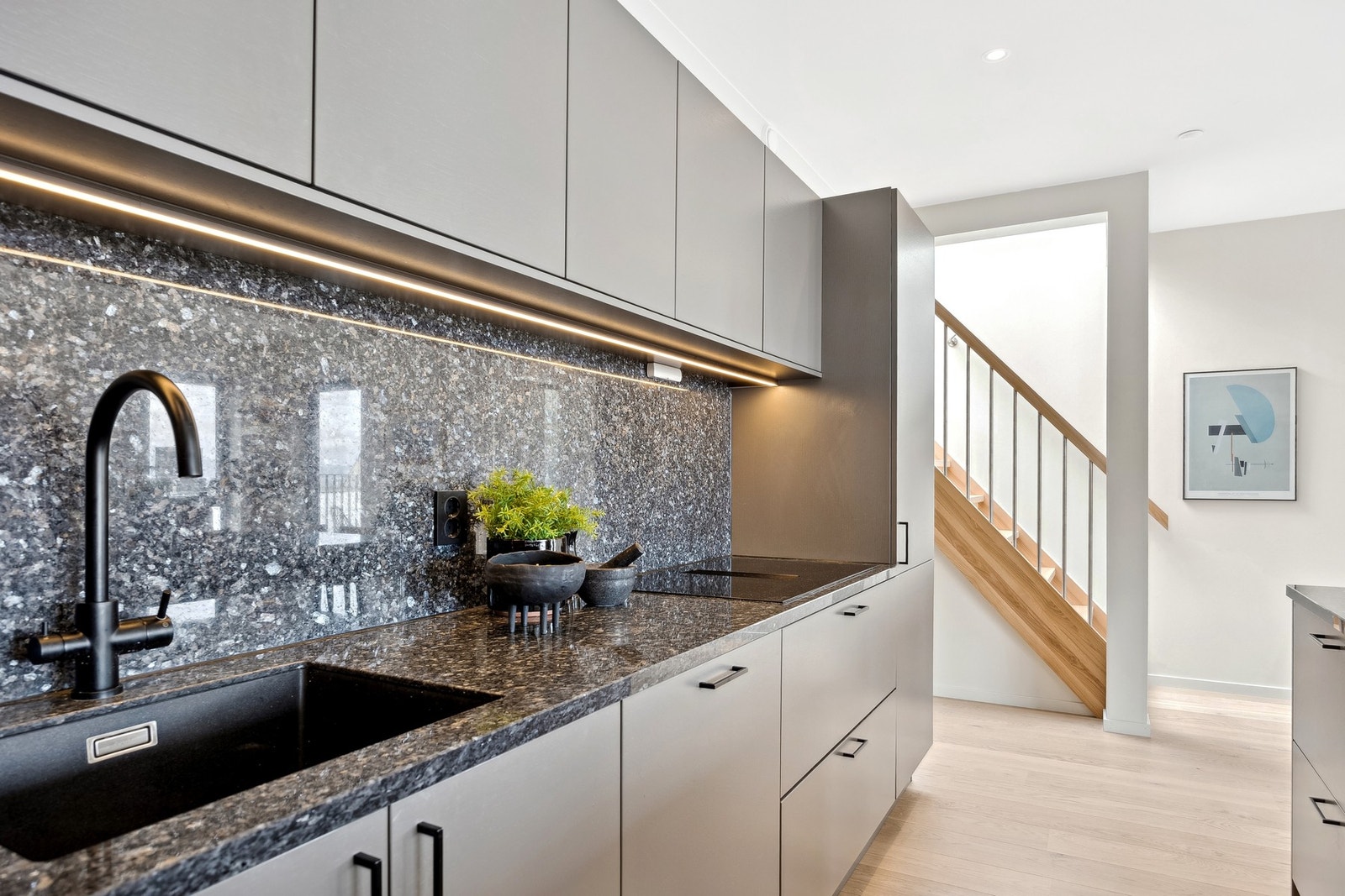 Den integrerte ventilatoren i platetoppen gir et rent og moderne uttrykk, samtidig som den kombinerer funksjonalitet med stilfullt design. Galleribilde