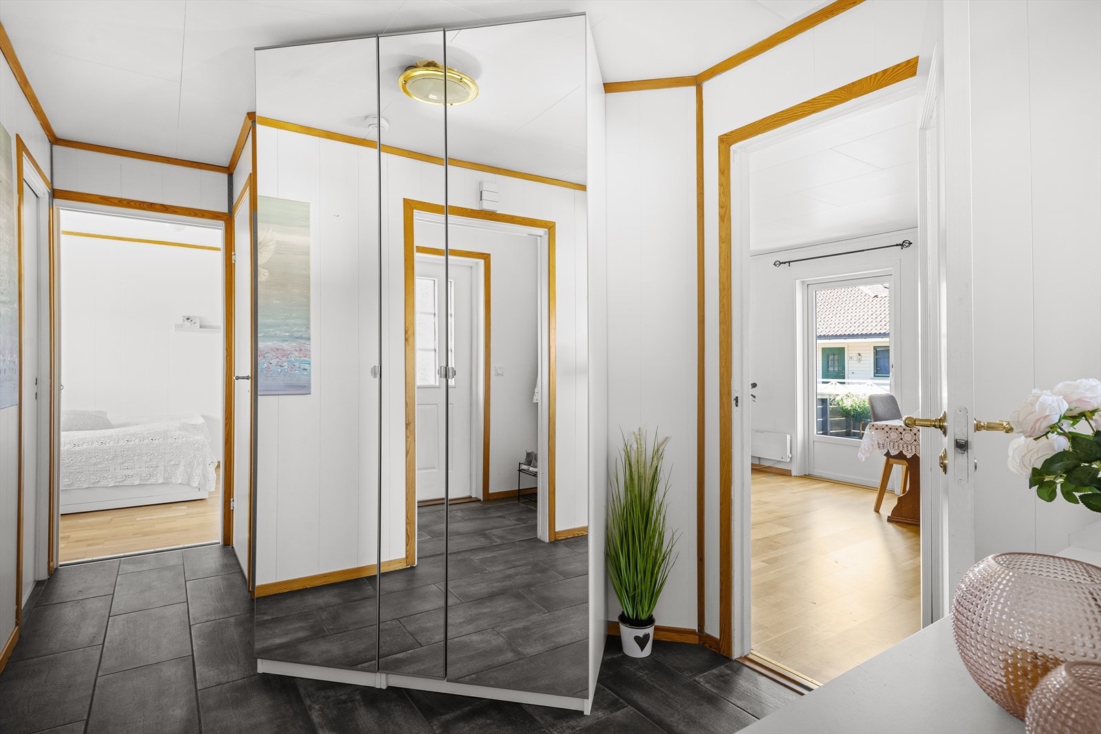 Gangen er romslig med god plass til garderobeløsninger. Galleribilde