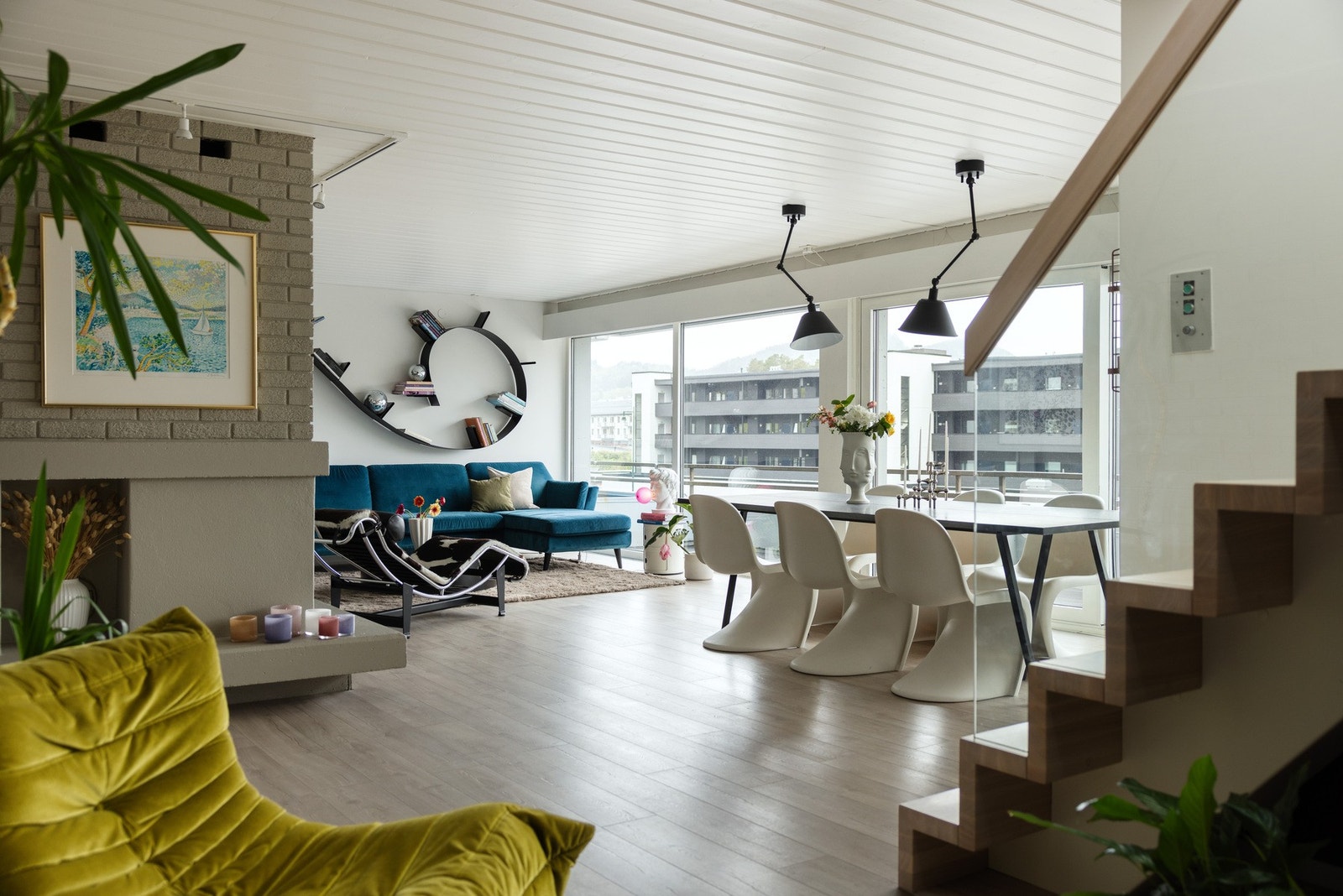 Lys og trivelig stue med store vindusflater mot vest. Galleribilde