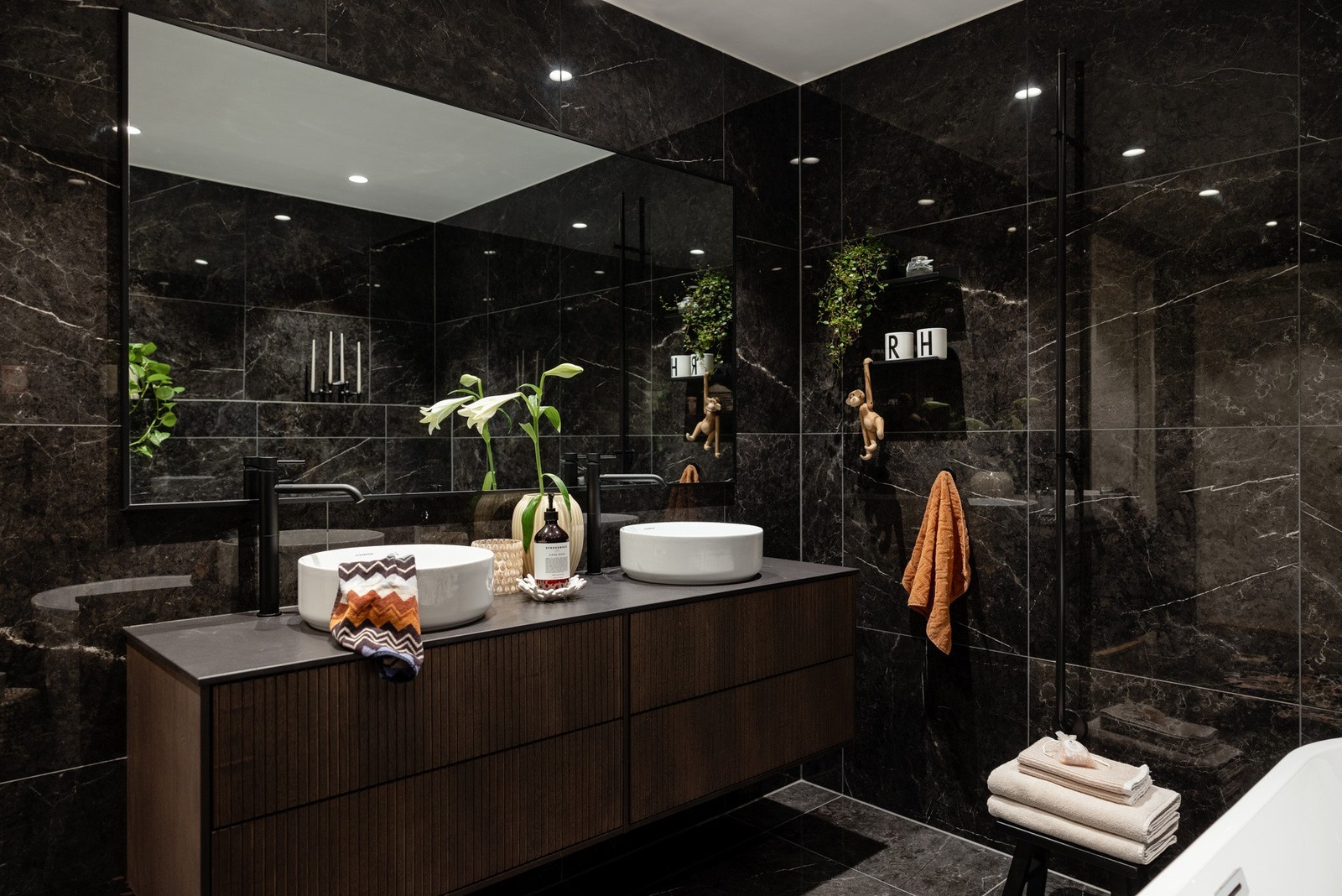 Boligens bad ble totalrenovert i 2022, arbeid utført av fagfolk. Rommet er helfliset og inneholder varmekabler i gulv, spotlights i himling, badekar, dusj i dusjnisje, vegghengt spyletoalett fra Geberit og baderomsinnredning med to benkeservanter. Galleribilde