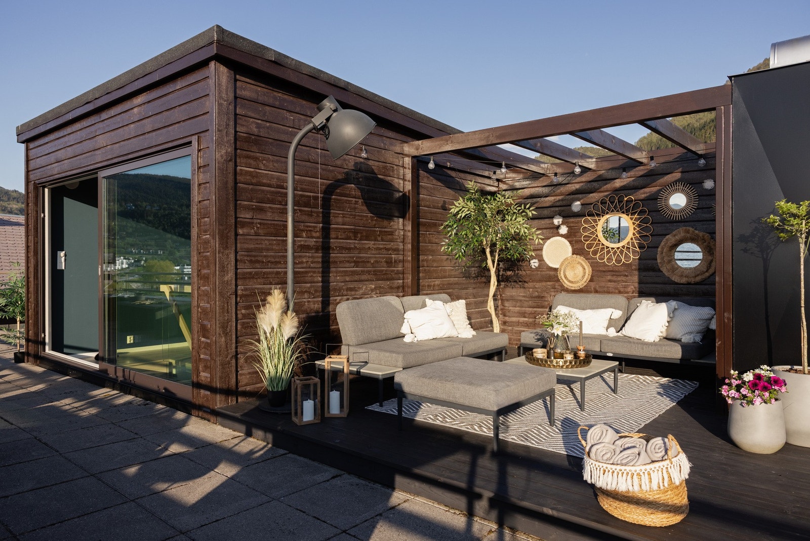 Pergola ble oppført i 2021 - her er det terrasse med Møre Royal. Galleribilde