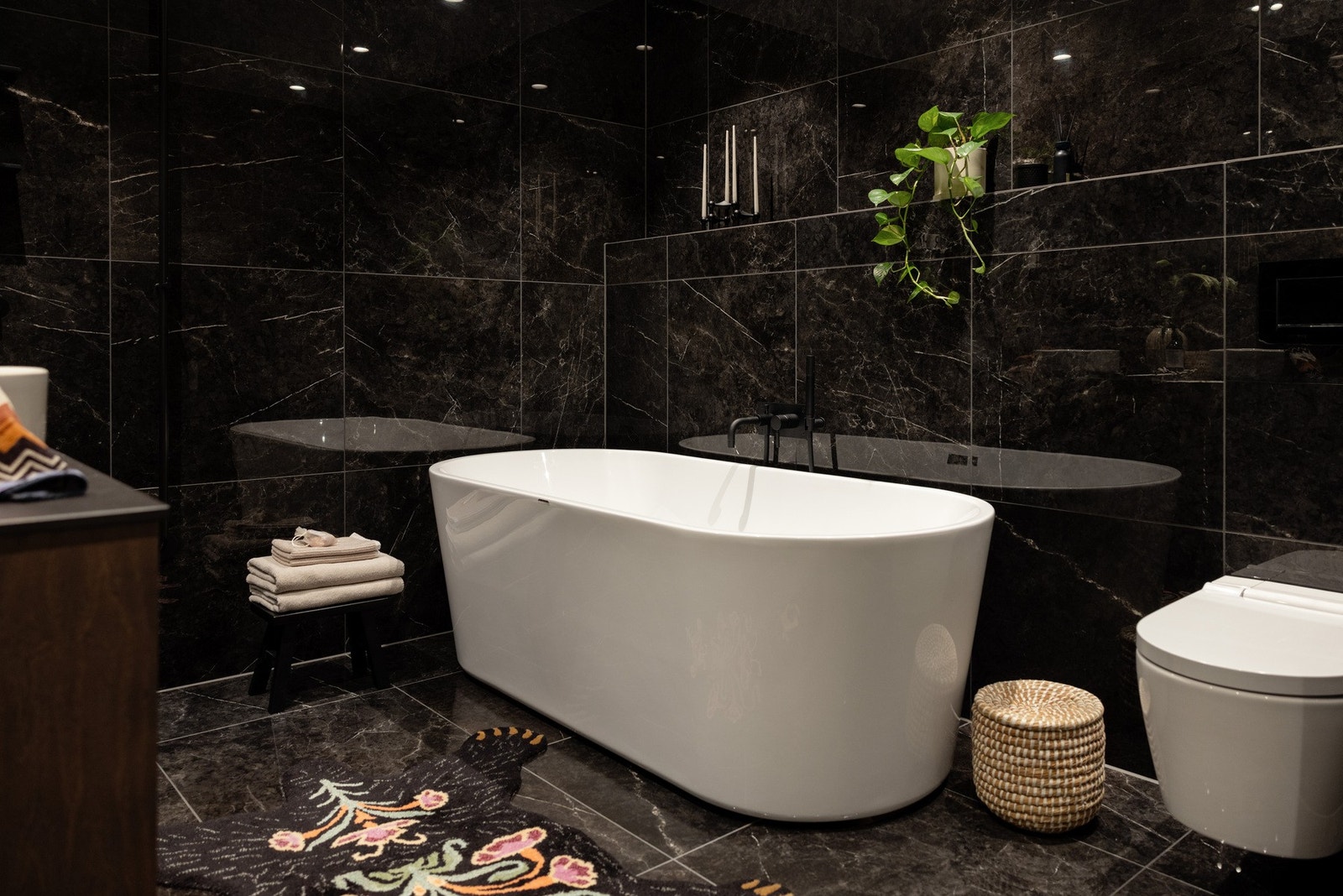 Her får du påkostede løsninger som blant annet innebygget blandebatteri i dusj og badekar, servanter fra Halvor Bakkes Epos-serie for Svedbergs, nisje i dusj og flislagt hylle. Galleribilde