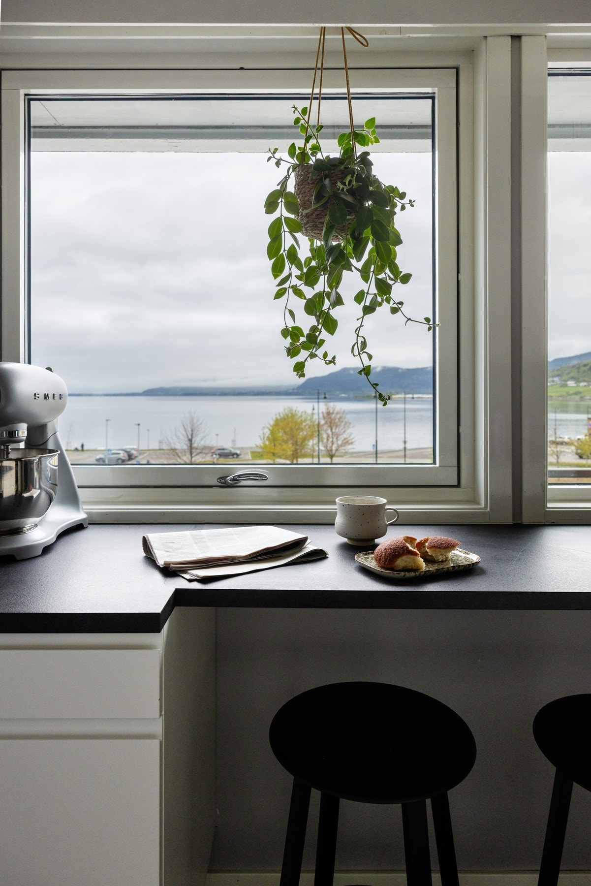 Ved vindu er det tillaget benkeplate med sitteplasser - et perfekt sted for morgenkaffen med utsikt mot Fjellstua. Galleribilde