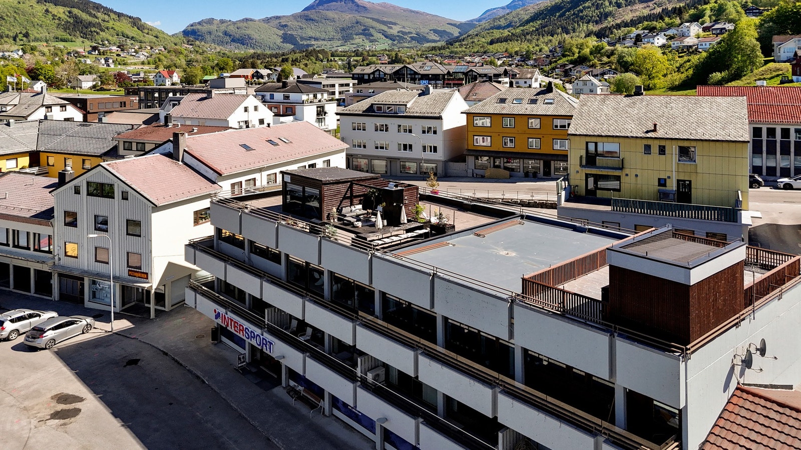 Med beliggenheten midt i Sykkylven sentrum har du alle sentrumsfasiliteter like utenfor inngangsdøren. Galleribilde