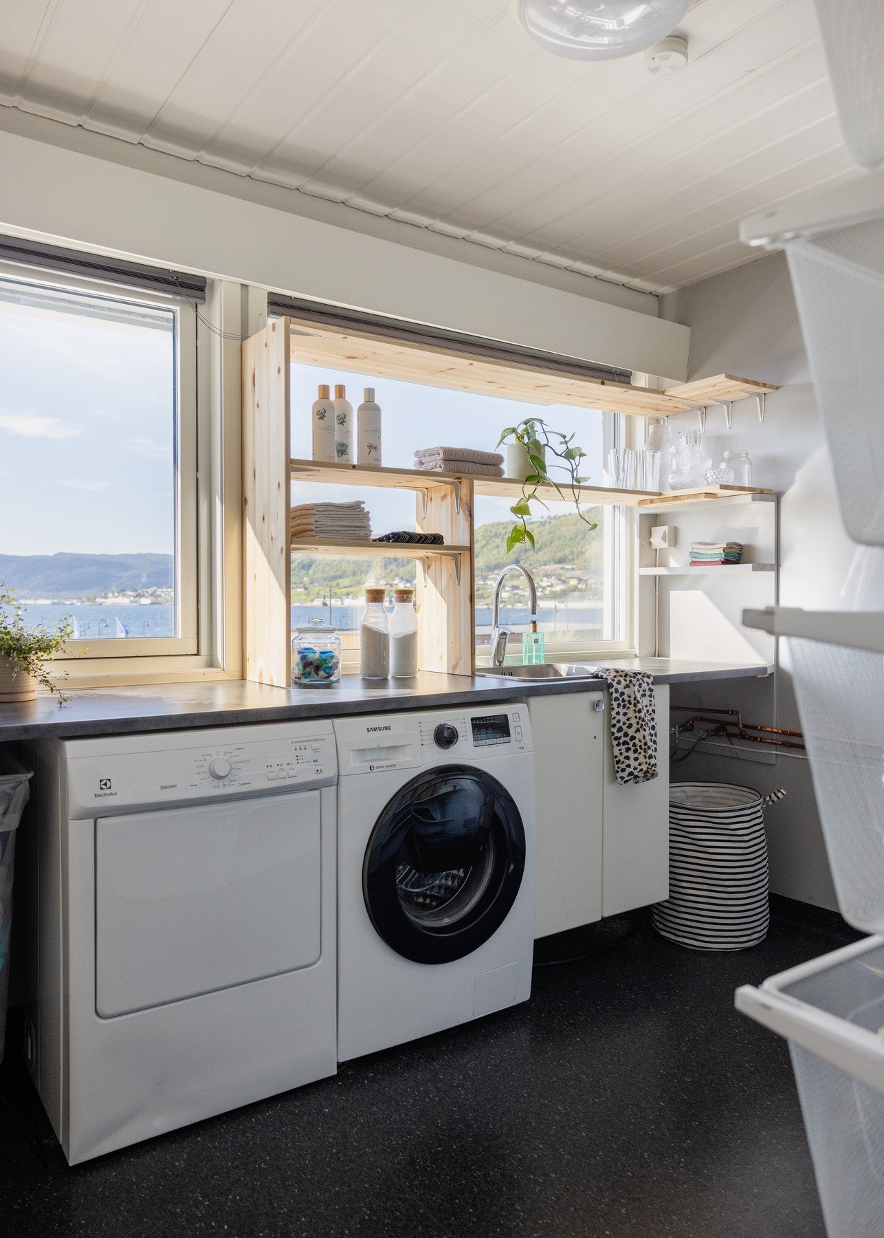 Separat vaskerom med tilkomst både fra kjøkken og gang. Rommet ble oppgradert i 2019 og inneholder belegg på gulv, varmekabler, praktisk innredning med skyllekar, samt opplegg for vaskemaskin og tørketrommel. Galleribilde