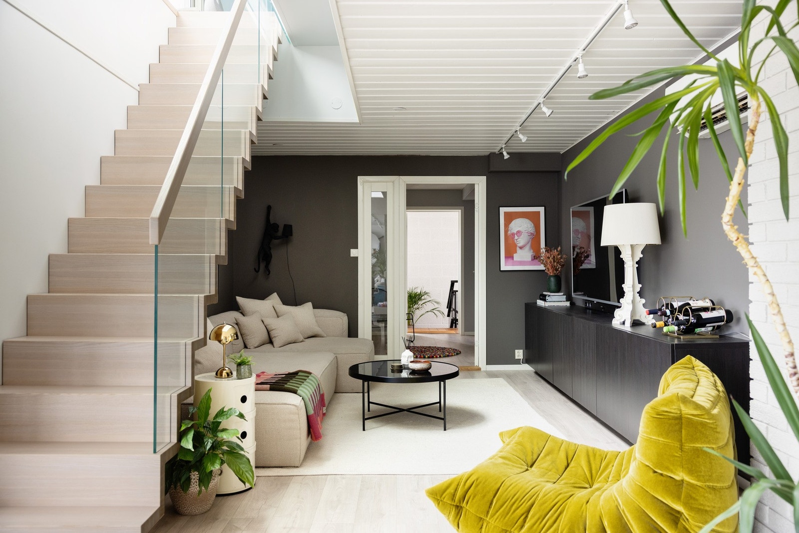 Koselig tv-stue med varmepumpe. Rommet har tilkomst fra romslig gang med tilhørende skyvedørsgarderobe. Lekker trapp fra Møretrapp. Galleribilde