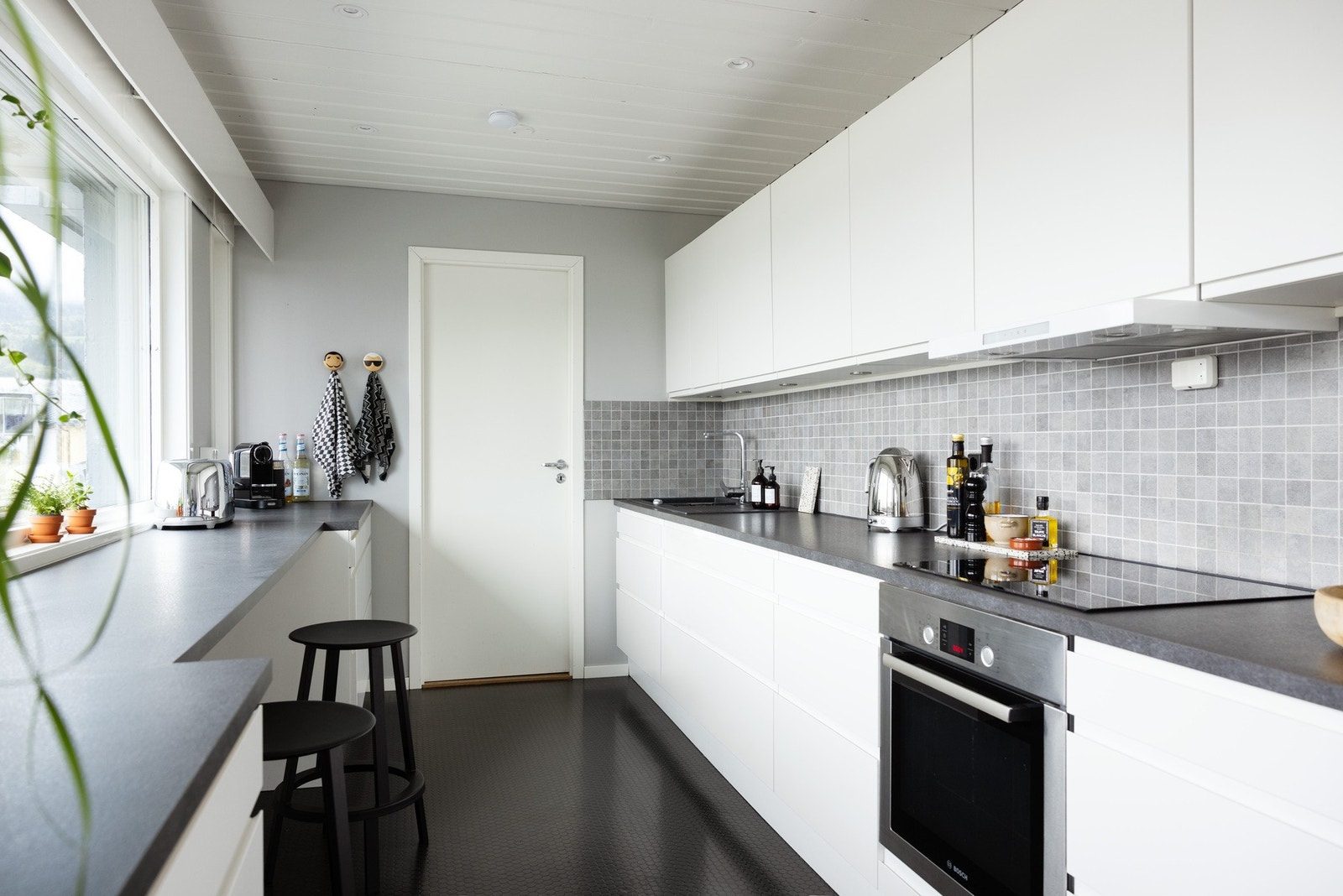 Innredningen er utstyrt med følgende integrerte hvitevarer; stekeovn, platetopp, oppvaskmaskin og kjøleskap. Galleribilde