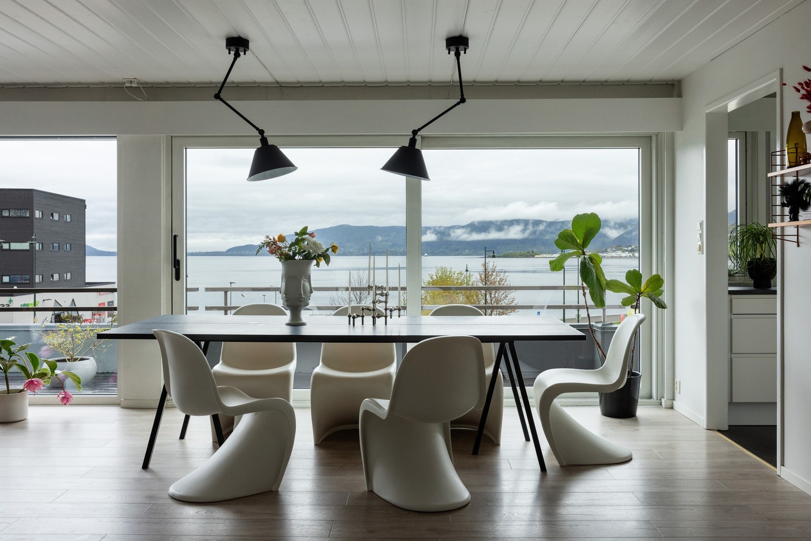 Fra stue er det utgang til terrasse via skyvedør i front. Galleribilde