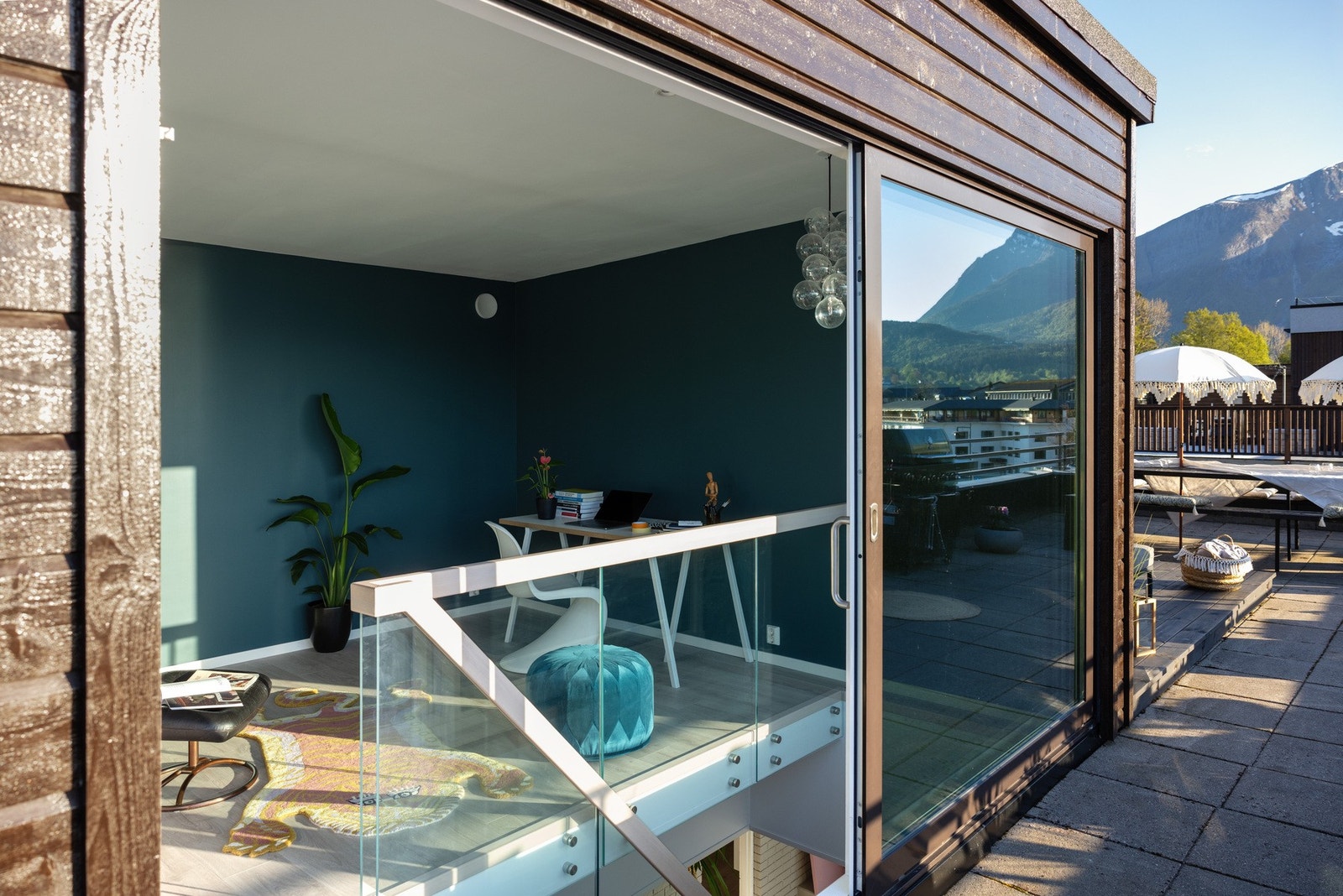 Herfra er det utgang via stor skyvedør til takterrassen. Galleribilde