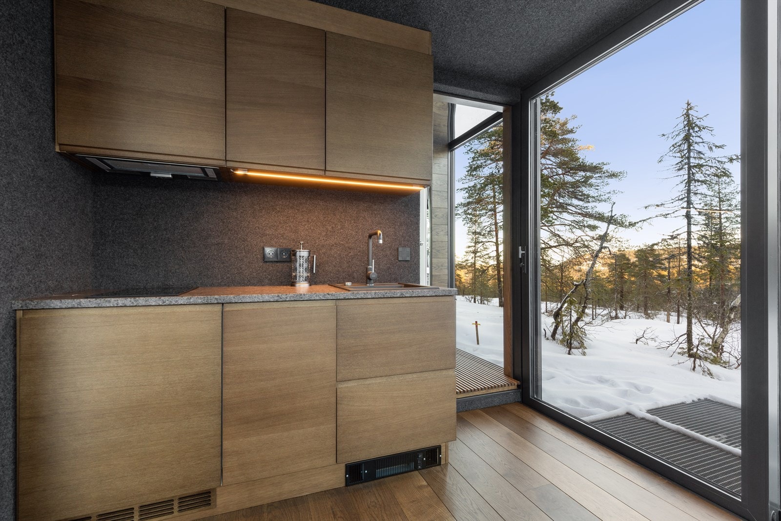 Et lekkert Huseby Signatur kjøkken, modell Vinagrette.
Et kjøkken med et nøkternt formspråk og moderne utforming. I Vinagrette finner du minimalismens
rene linjer og strenge former. Galleribilde