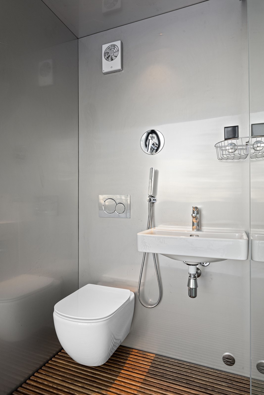 Badet i annekset er også kompakt.
Det er også her vegghengt WC, servant, etthånds blandebatteri, regndusj. Galleribilde