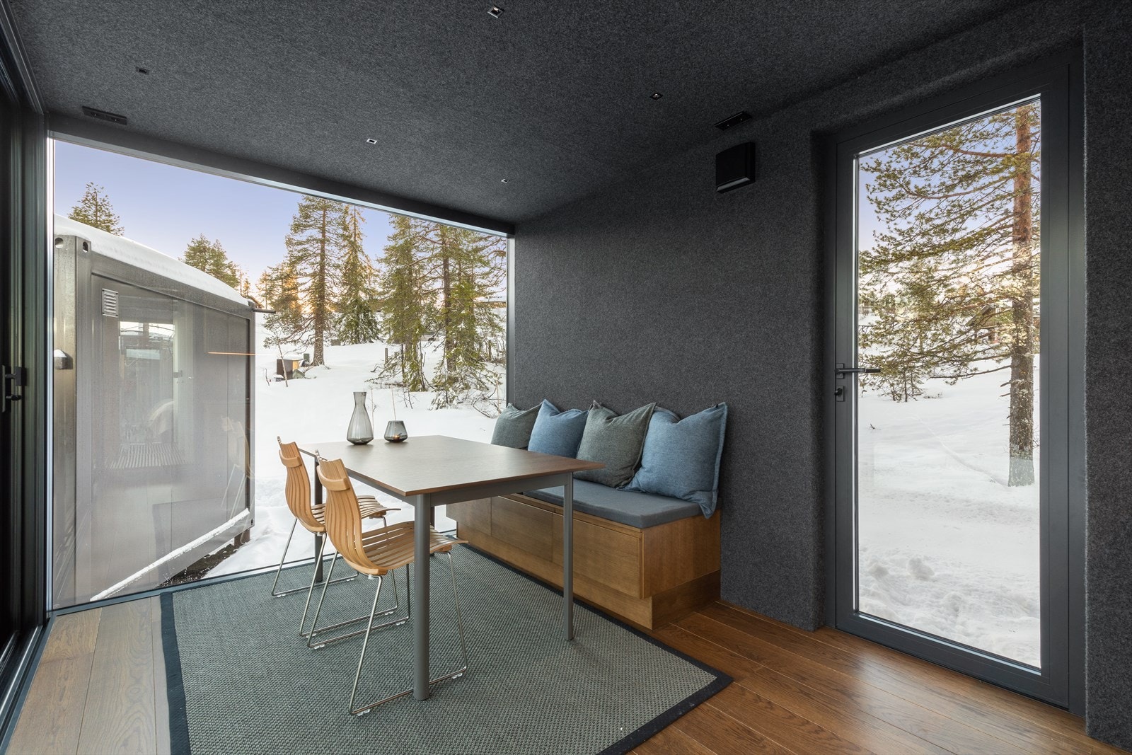 Stuen er utstyrt med sofa med stoler/bord tilpasset
rommet. Her finner du sitteplass for alle i en lun, hyggelig atmosfære, med bruk av materialer som er
nøye valg ut for å passe inn i den kompakte livsstilen. Galleribilde