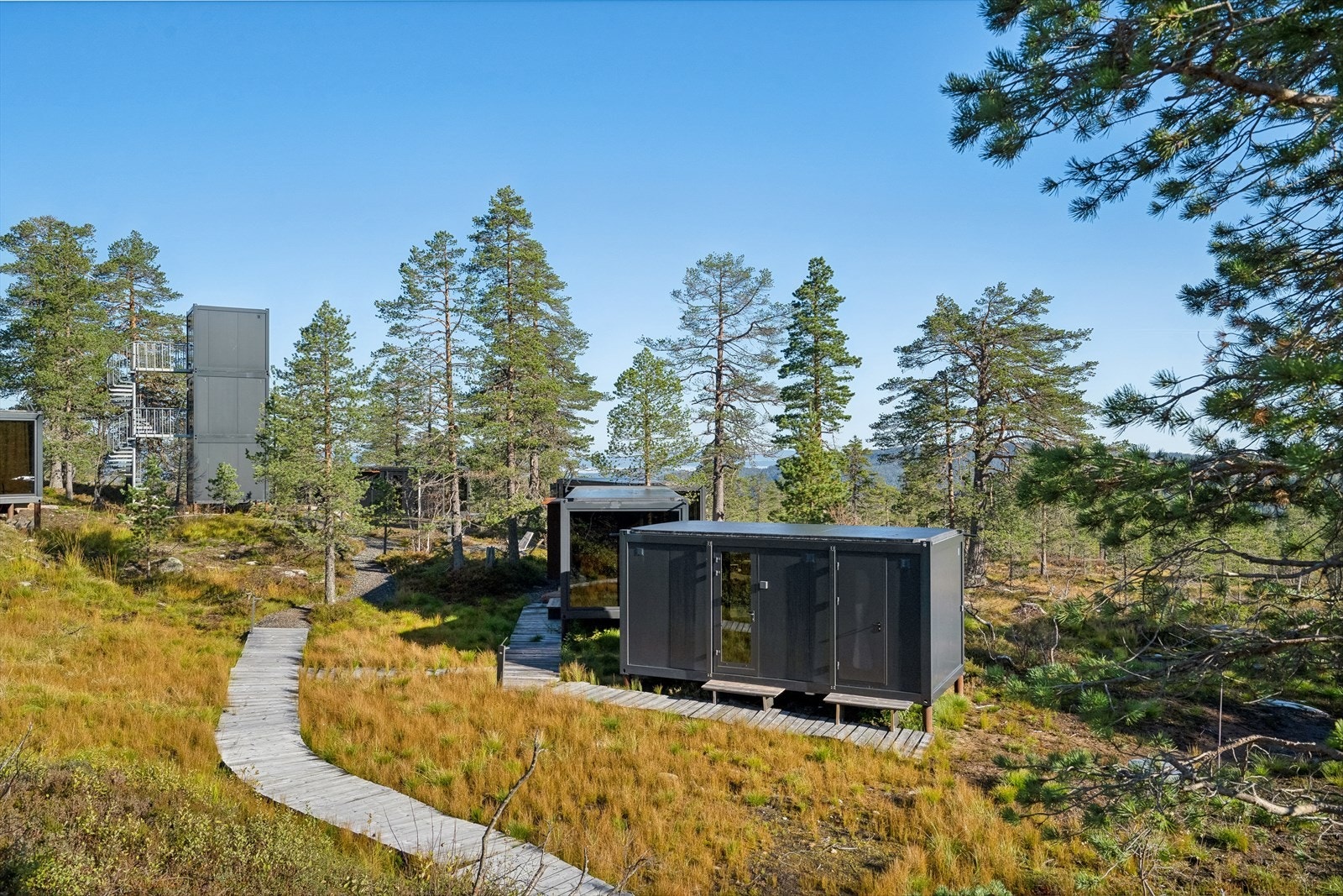 Koselig område mellom hyttene, med tårnet i midten. Galleribilde