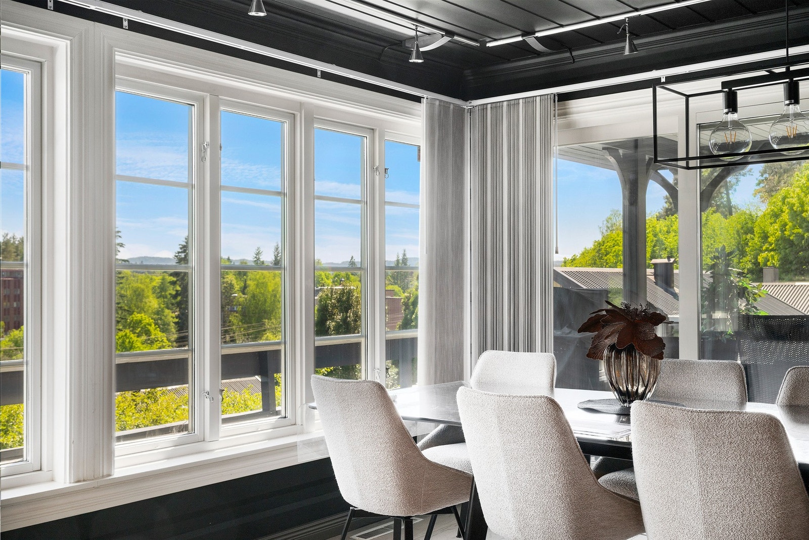 Nyt utsikten fra spisestuen. Galleribilde