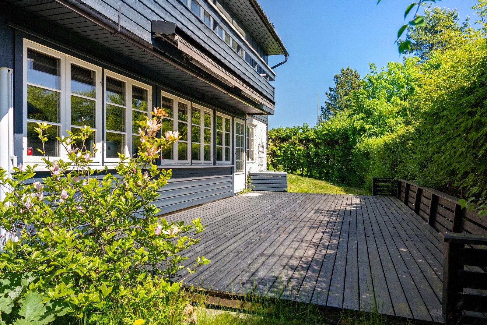 Fra underetasjens stue kommer du ut til en terrasse hvor sommerdagene kan nytes. Galleribilde