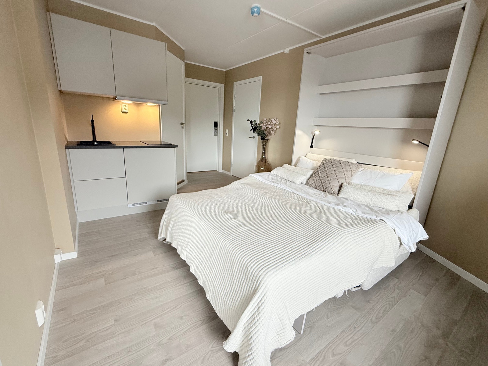 Egen kjøkkenkrok.
Smart alternativ innredning med oppbevaring, sofa og seng i ett. Bilde fra en tilsvarende suite med samme størrelse. Galleribilde