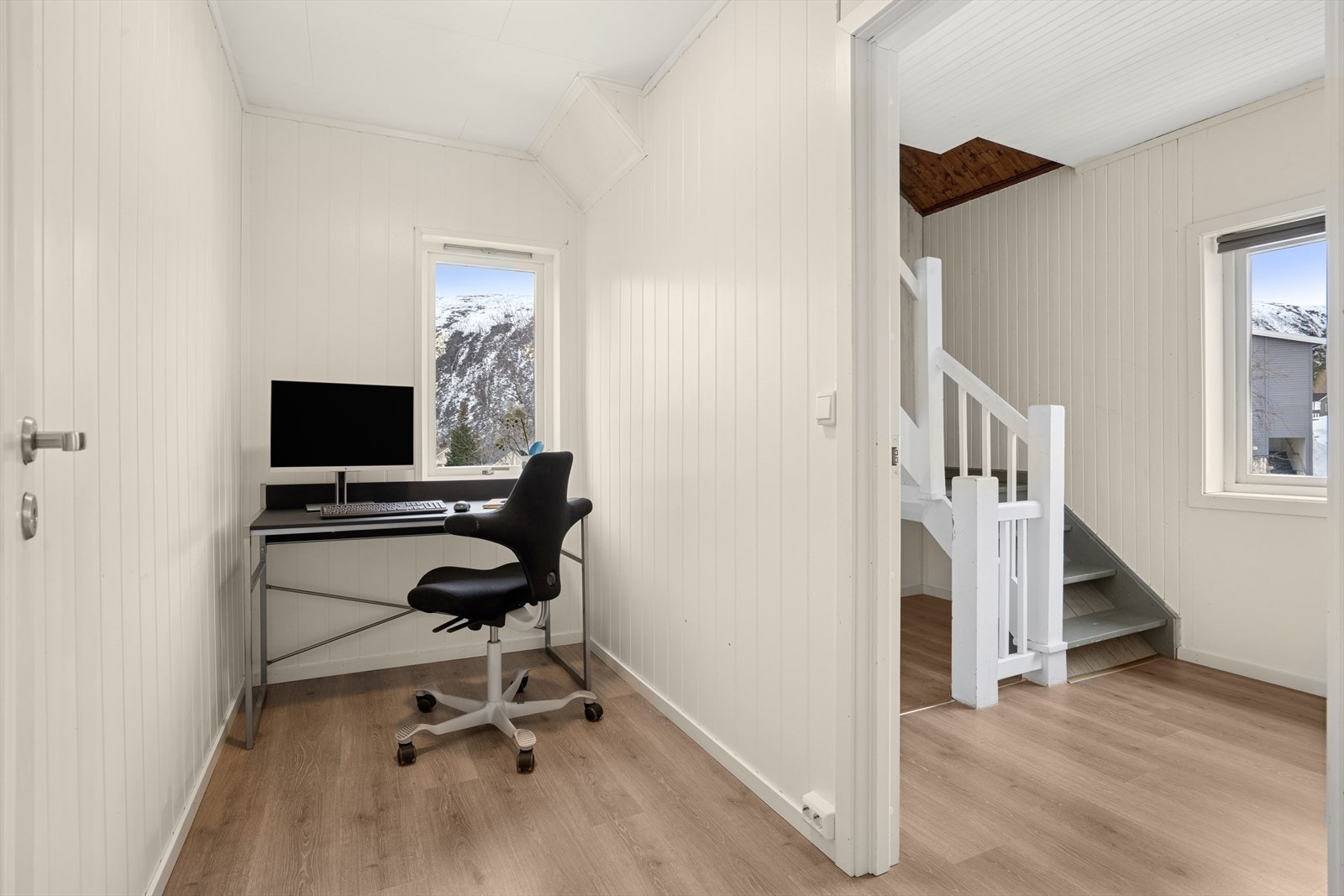 Kontor og trapperom med trapp til loft Galleribilde