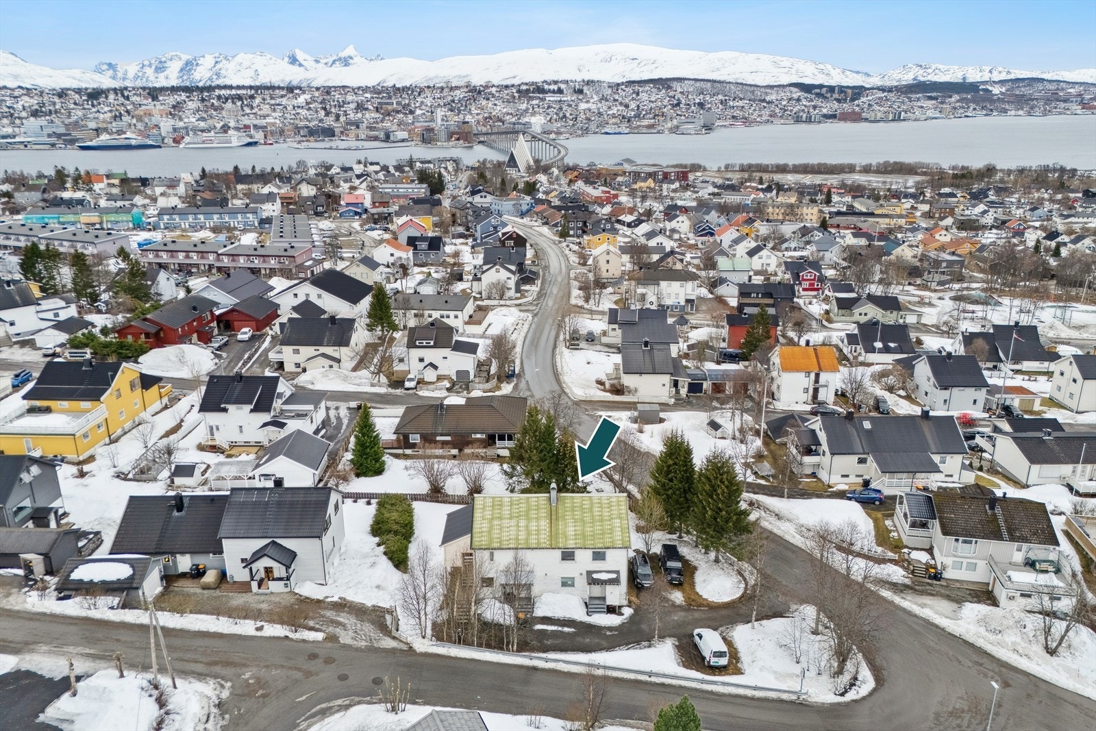 Leiligheten har svært sentral beliggenhet i Tromsdalen, like ved busstrase. Hjørnetomt Galleribilde