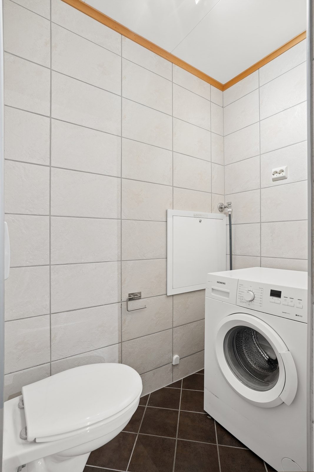 Bad/vaskerom med opplegg for vaskemaskin og tørketrommel. Rør-i-rør. Badet er pusset opp og modernisert i 2014 Galleribilde