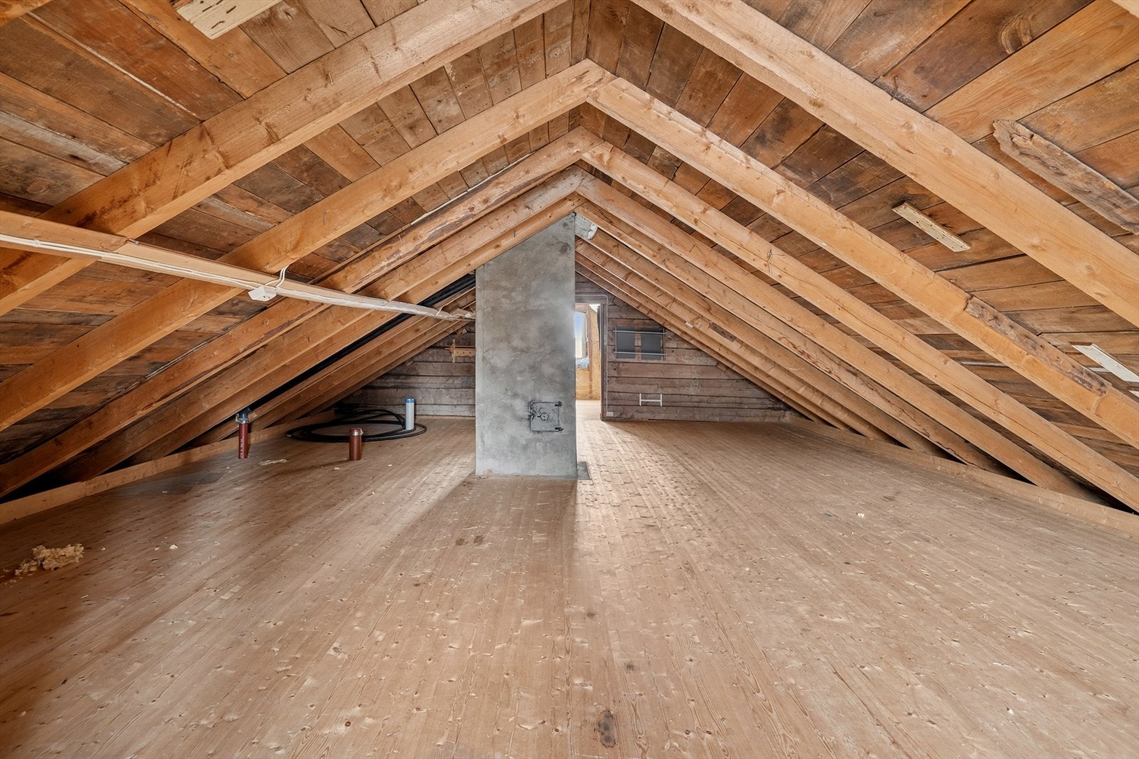 Stort loft med stort potensiale. Takhøyde ca. 230 cm, innvendig fra gulv til møne. Galleribilde