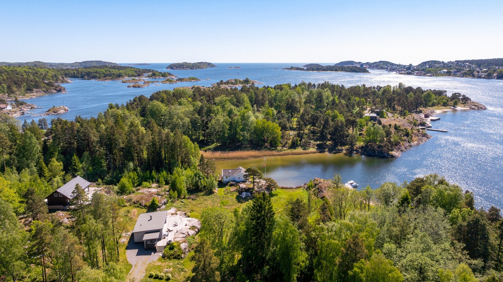 Eiendommen ligger skjermet for vær og vind og har sjøen og havet rett på utsiden. Galleribilde