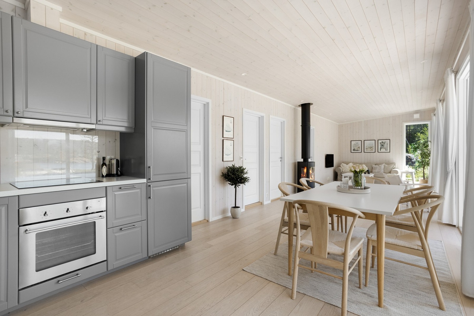 Spisebord er sentralt plassert tilknyttet kjøkken og med tanke på utsikten ut. Galleribilde