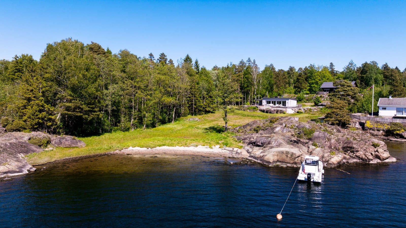 Hytta har tinglyst båtfeste rett på nedsiden. Galleribilde