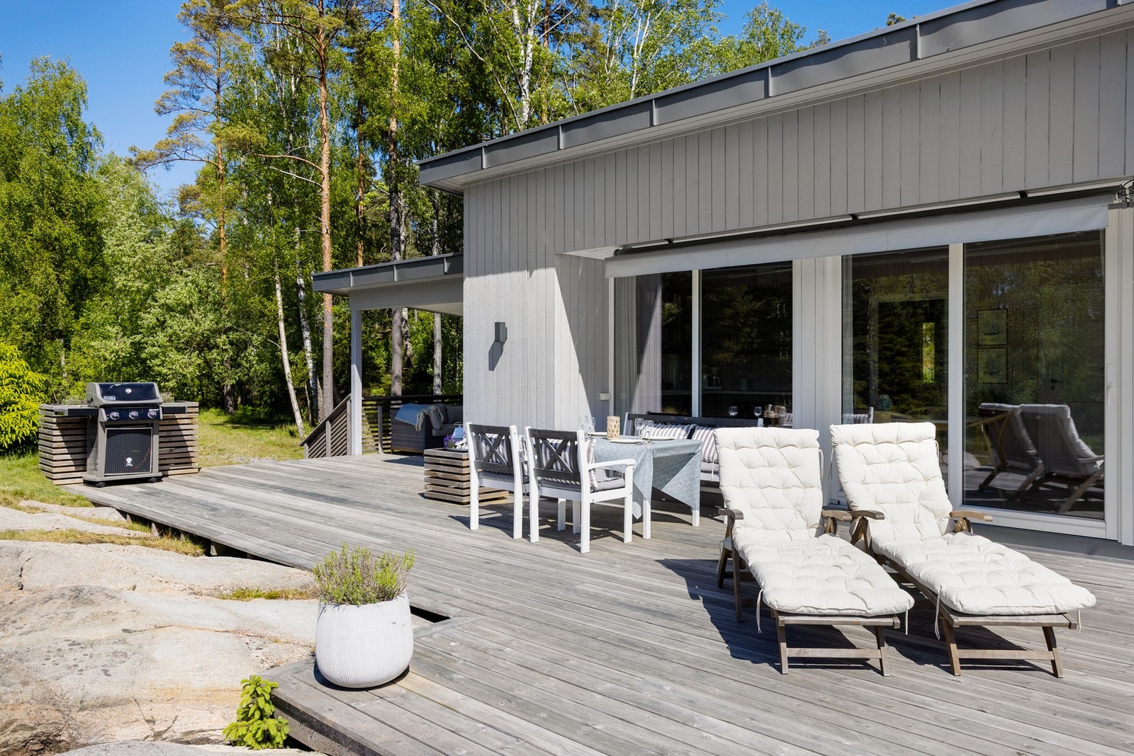 Det er montert el-markiser på hytta i front. Galleribilde