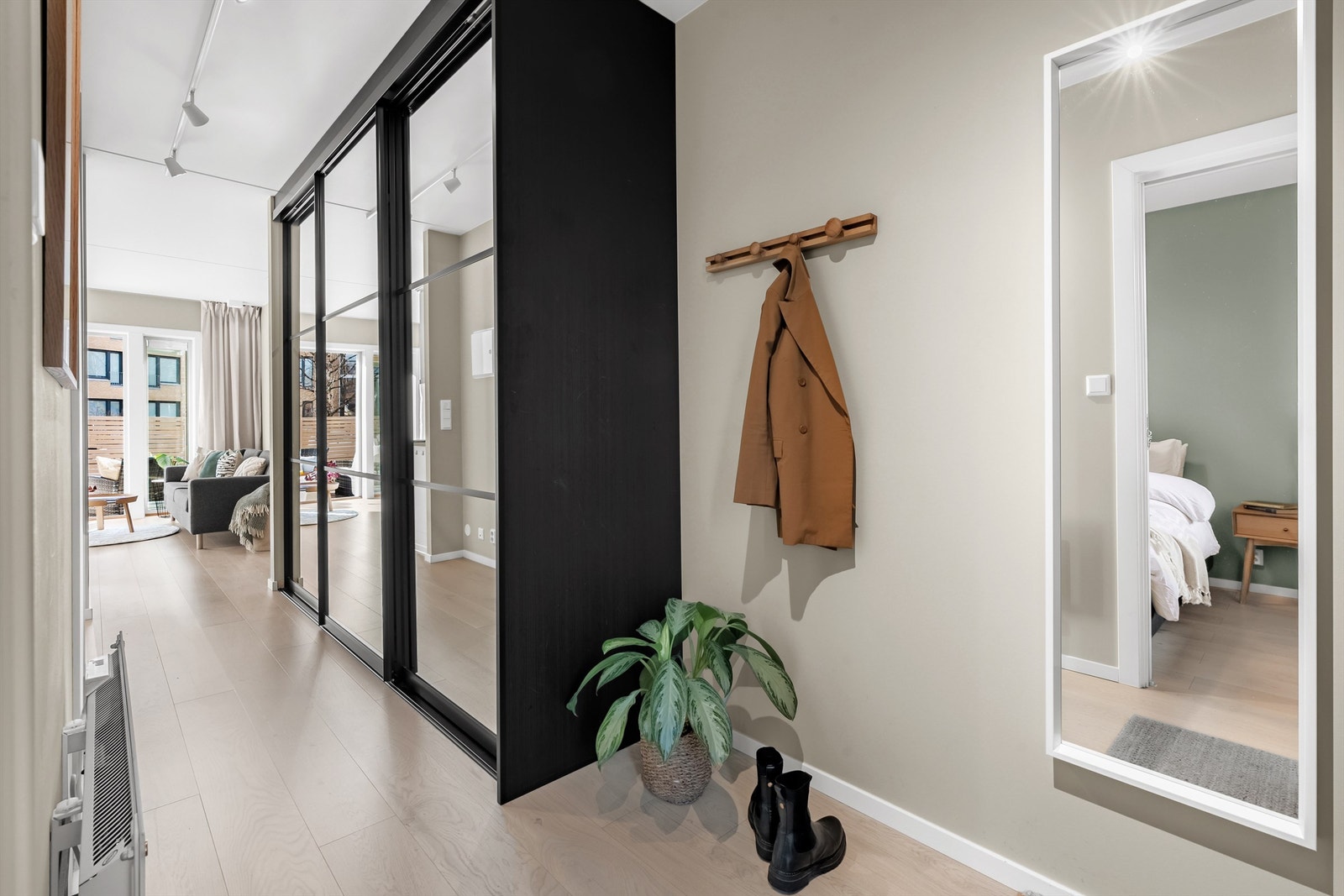 Innbydende entré med plass for å henge fra seg yttertøy. Galleribilde