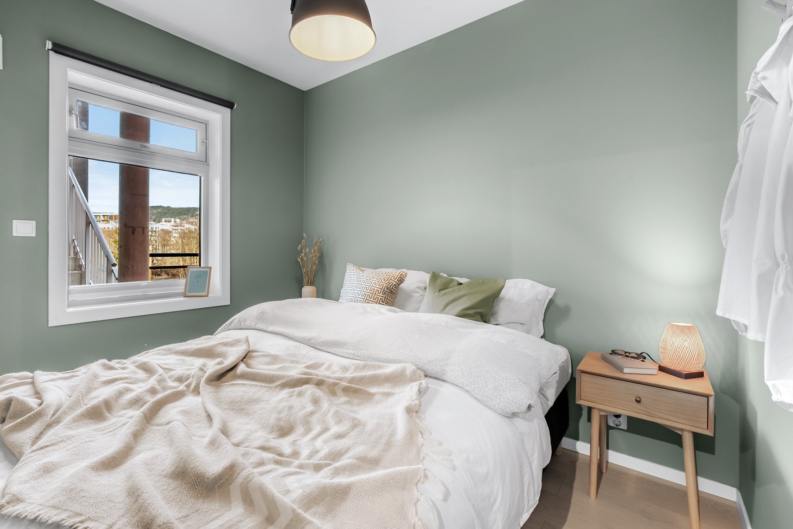 Soverommet har skyvedører som er plassbesparende, med inngang fra begge sider av sengen! Galleribilde