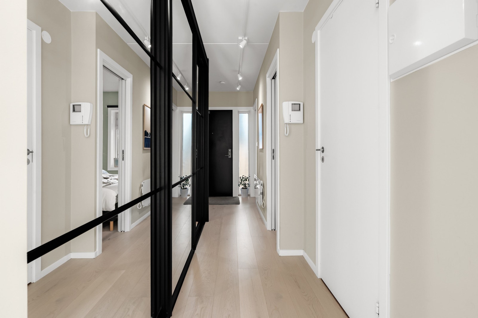 Det er montert et stort garderobeskap i entréen som gir god plass for oppbevaring av tøy/yttertøy og diverse. Galleribilde