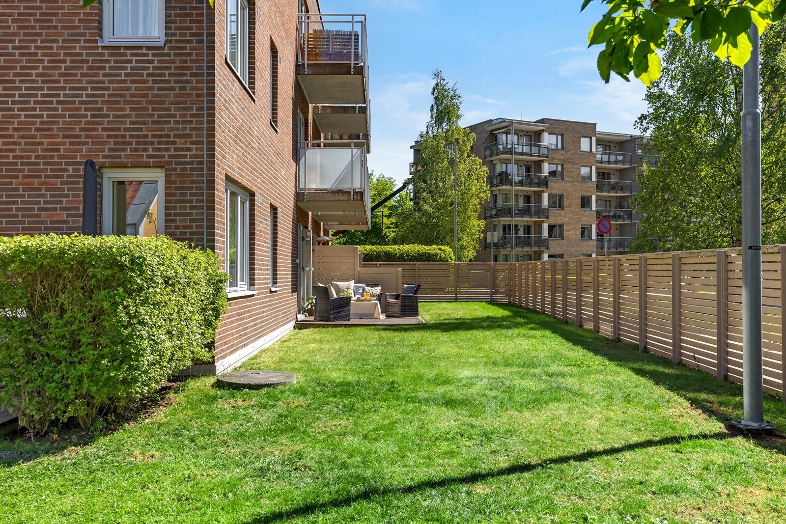 Vaktmesteren sørger for at plenen blir klippet, så du kan bare lene deg tilbake med noe godt i glasset. Terrassen ble beiset av selger mars 2025. Galleribilde