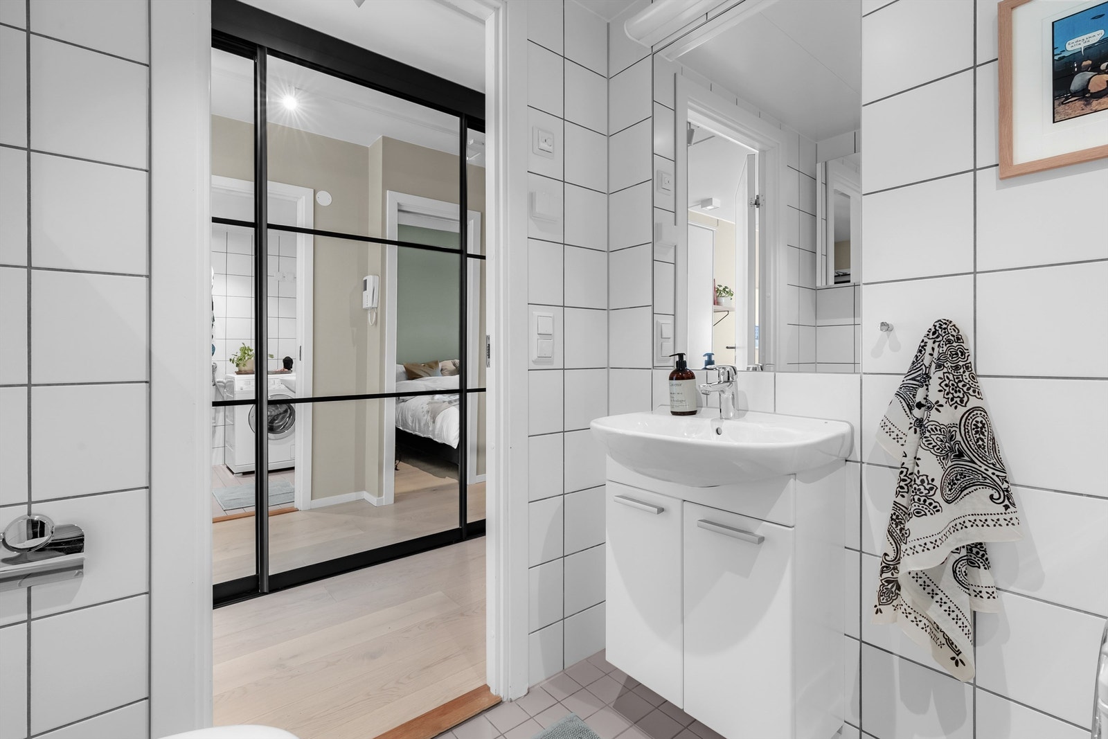 Servant med underskap, og speil med belysning. Galleribilde