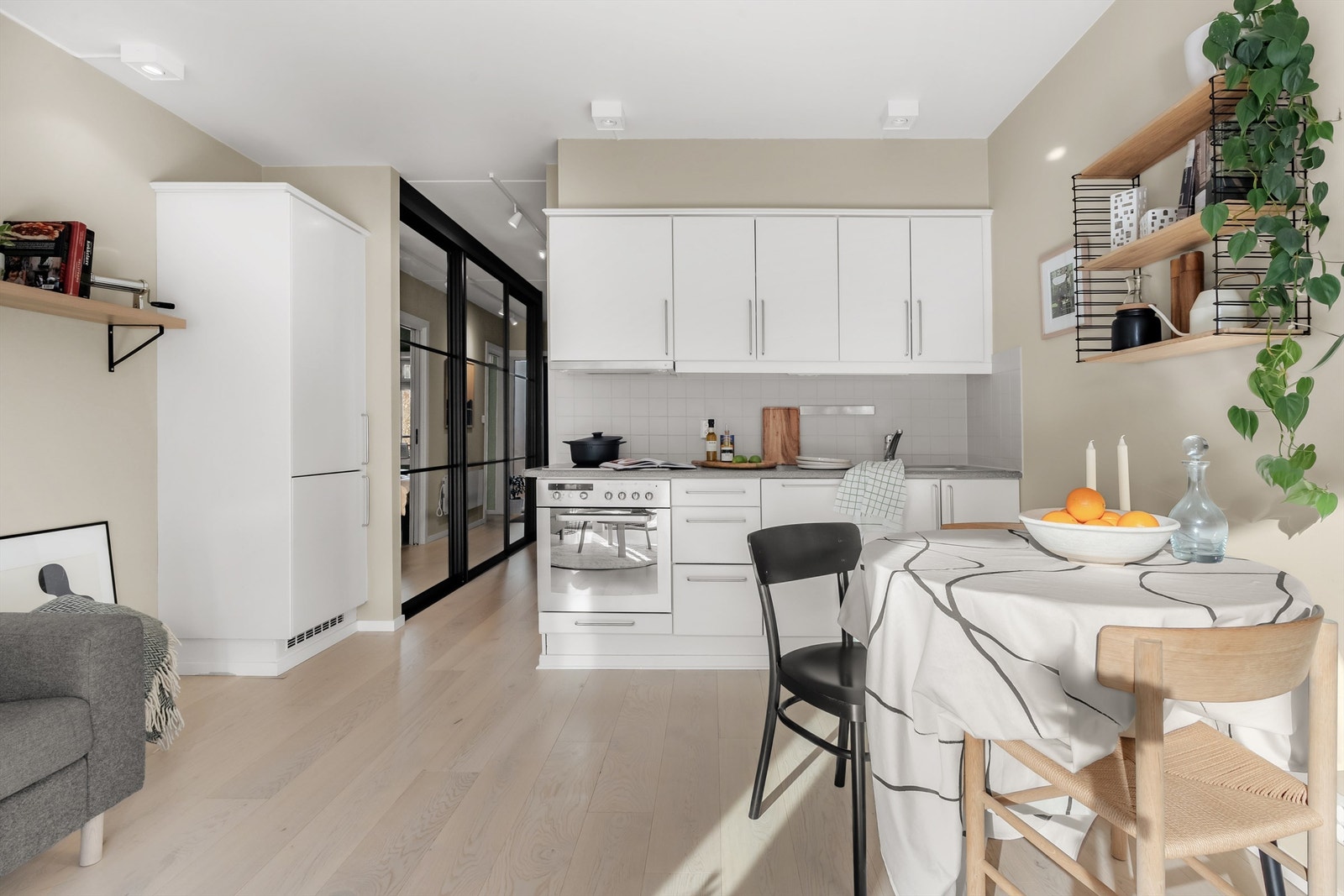 Flislagt mellom over- og underskap. Integrerte hvitevarer som følger salget. Galleribilde