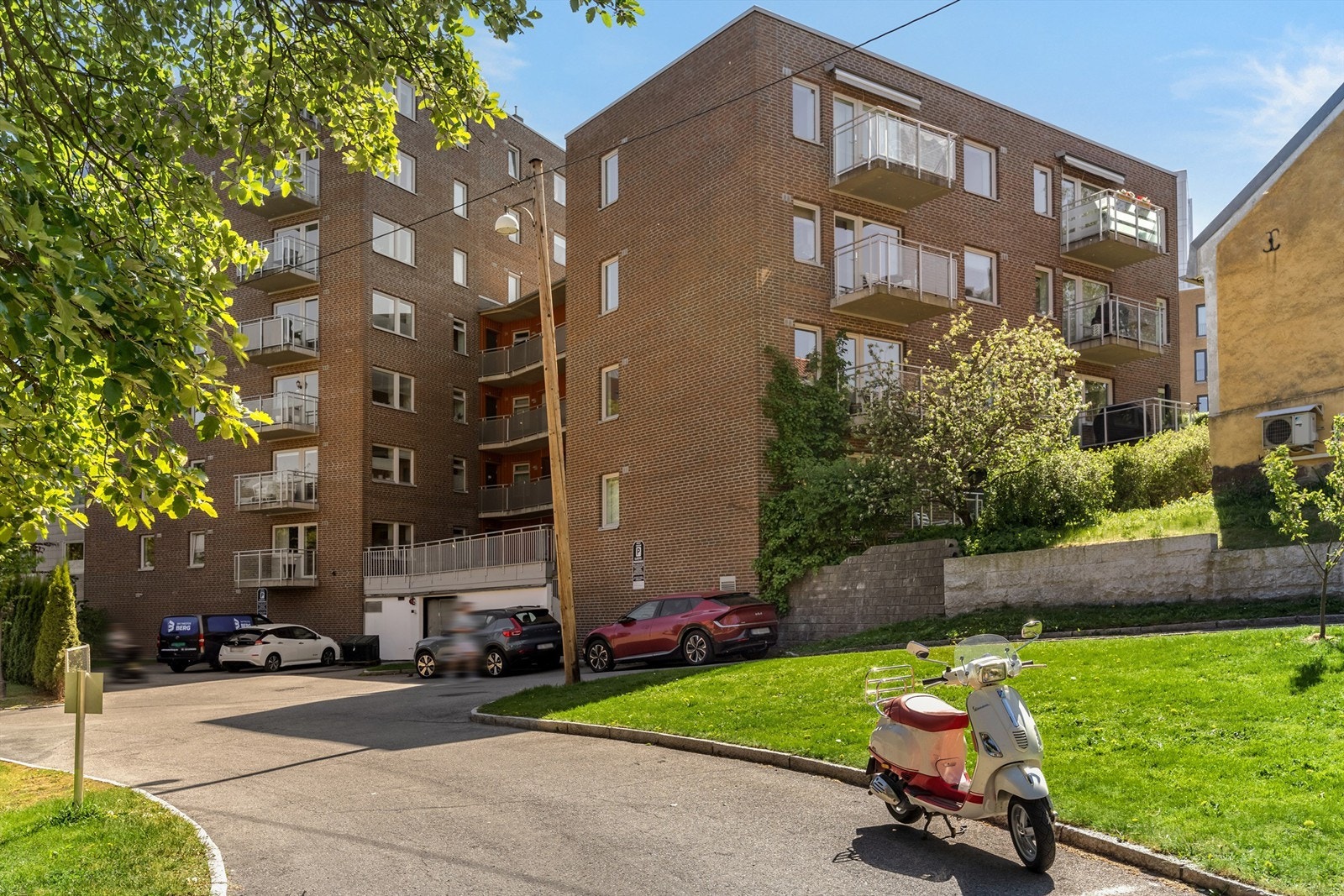 Sameiets tomt er pent opparbeidet med asfalterte gangveier, sittegrupper, gressplen, prydbusker og blomsterbed. Gratis MC parkering på baksiden av bygget. Her ser man også de fem gjesteparkeringene som man kan stå på Galleribilde