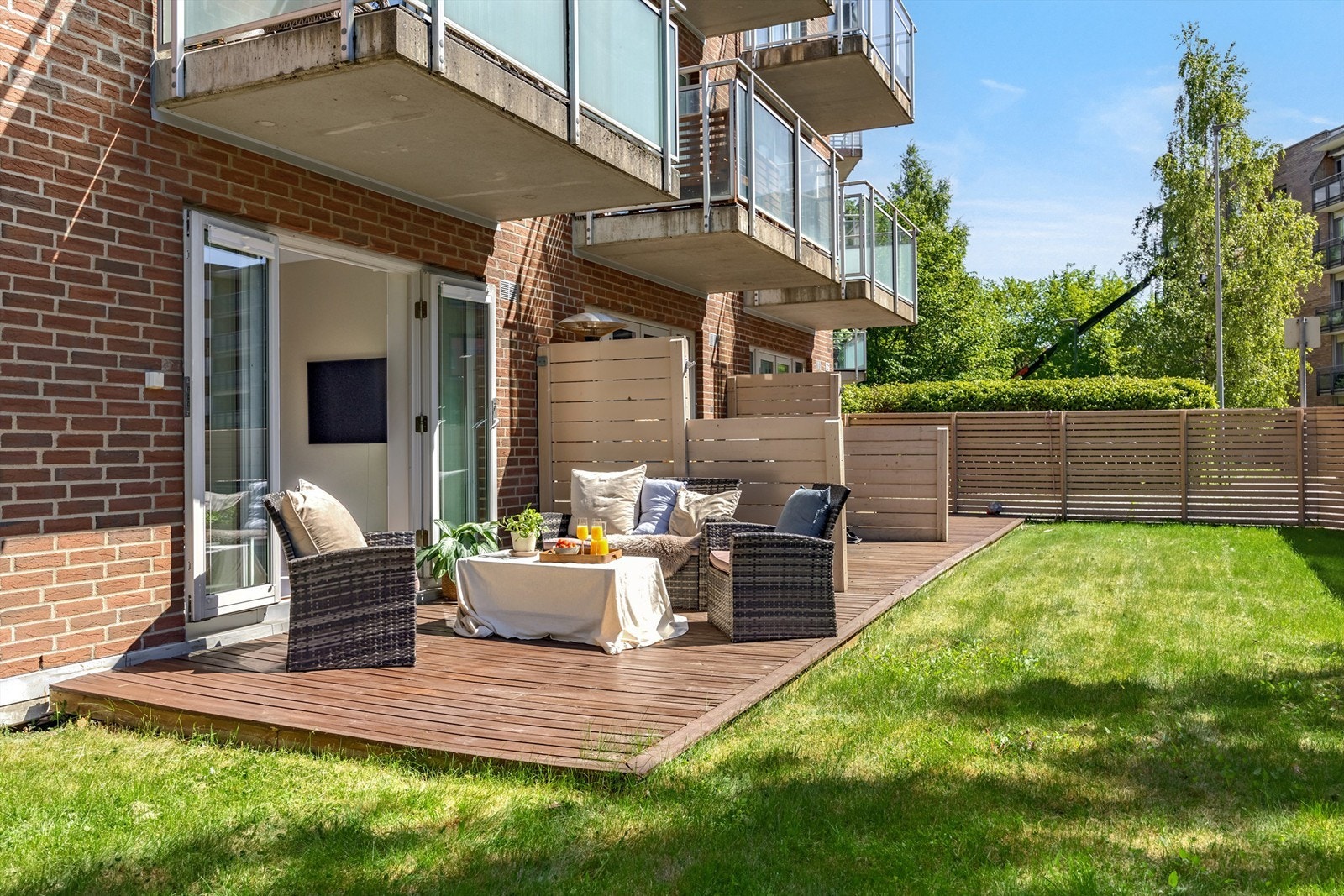 God beliggenhet på enden av rekken. Her kan du bare åpne opp og forlenge stuen hele sommerhalvåret! Galleribilde